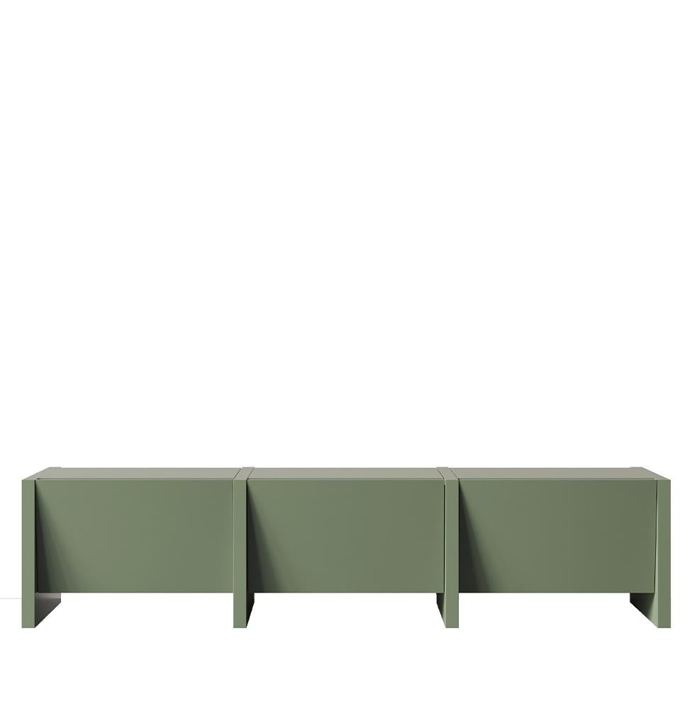 La consolle bassa Bevel, formata da moduli ripetuti che si uniscono, ha un aspetto contemporaneo grazie al suo design semplice e alle sue linee decise. La consolle Bevel, con quattro aree di stoccaggio coperte, può essere utilizzata come mobile TV o