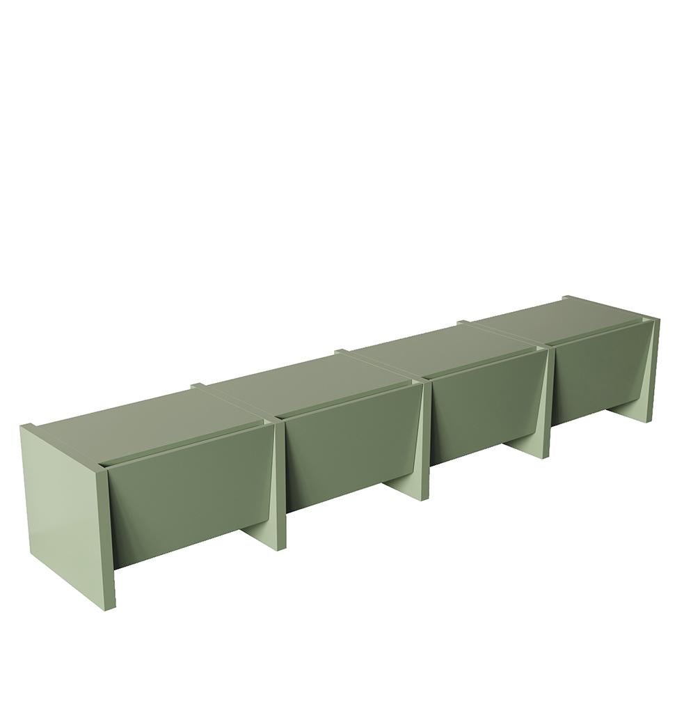 La console basse Bevel, formée par des modules répétitifs qui s'assemblent, a un aspect contemporain avec son design simple et ses lignes acérées. La console Bevel avec ses quatre espaces de rangement couverts peut être utilisée comme meuble TV ou