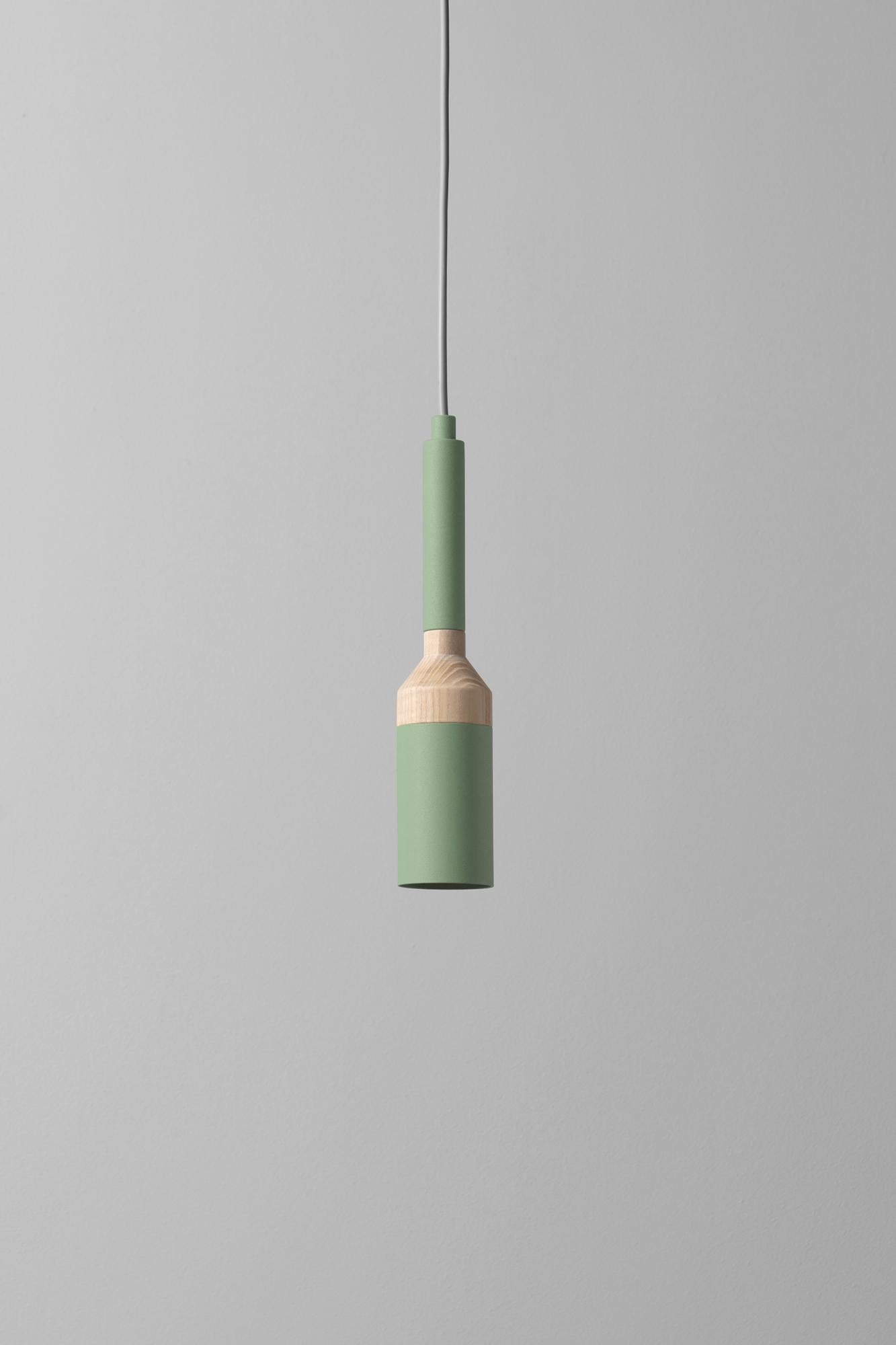 Lámpara colgante Bevel Moss de +kouple
Dimensiones: Ø 5,4 x A 27 cm. 
Materiales: Acero con recubrimiento de polvo y madera.

Disponible en distintos colores. La longitud del cordón de PVC es de 200 cm. Póngase en contacto con nosotros.

Todas