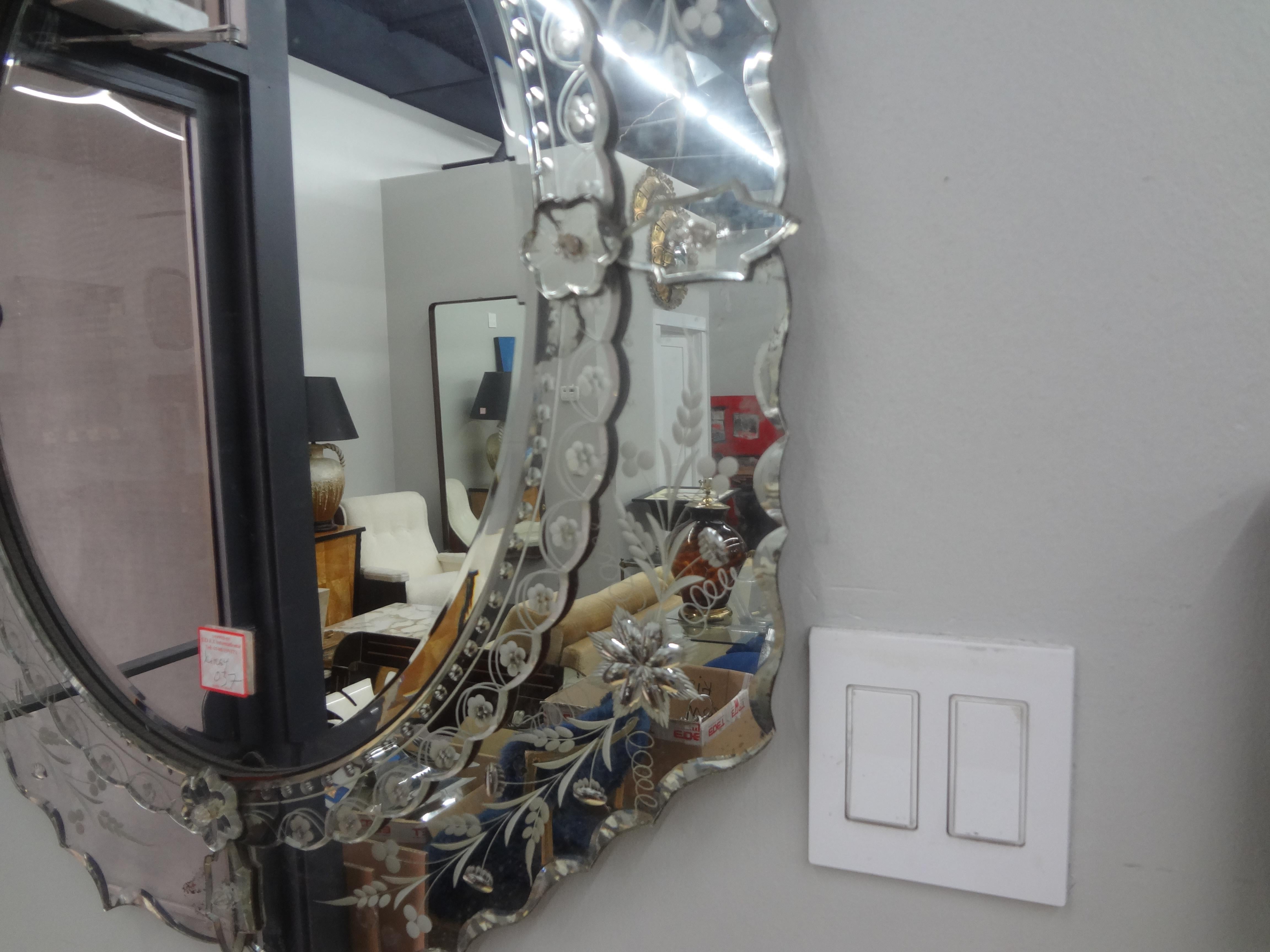 Abgeschrägter und geätzter venezianischer Spiegel.
Dieser elegante, ungewöhnlich geformte venezianische Spiegel hat ein hübsches geätztes Design mit einem abgeschrägten zentralen Spiegel, der aus der 
den 1920er Jahren.