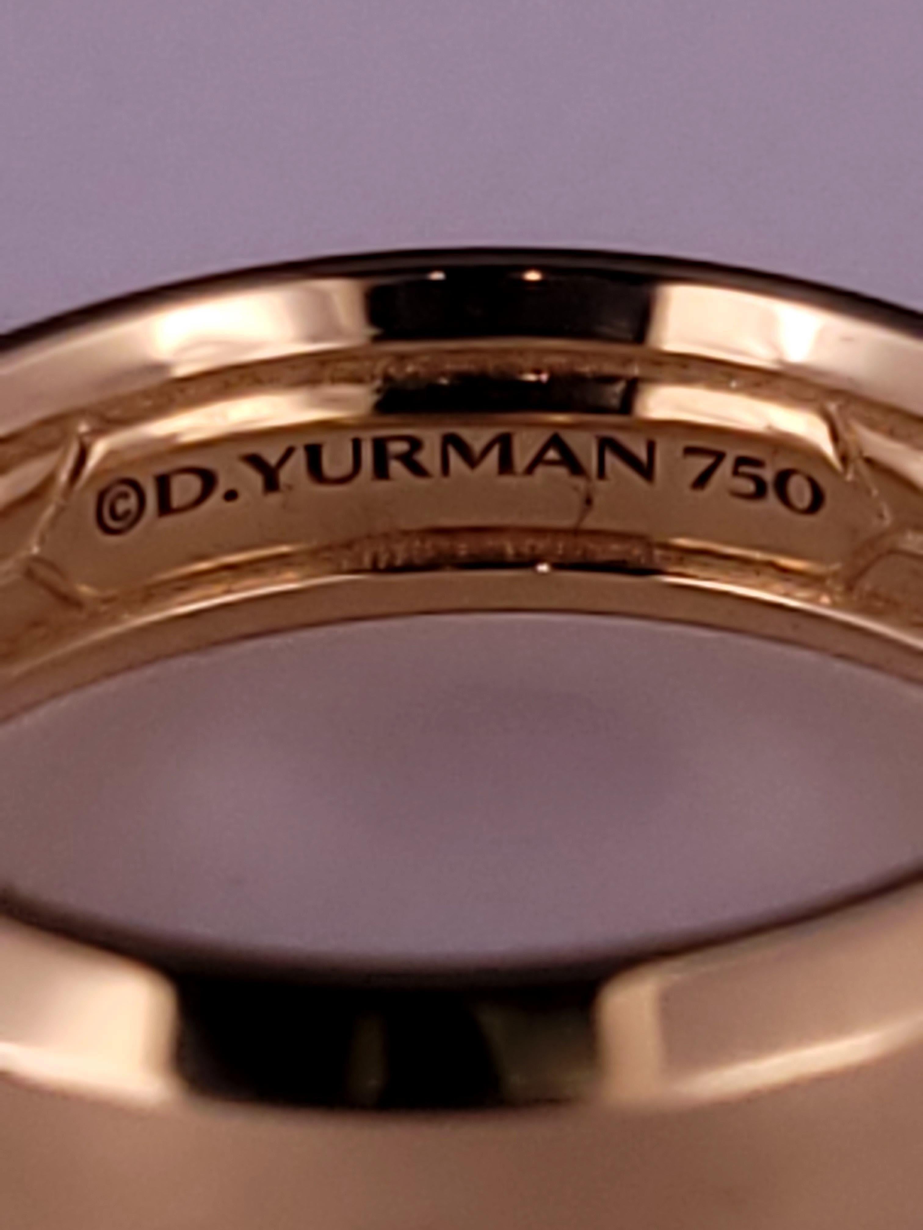 Dieses elegante, abgeschrägte 6-mm-Band aus 18-karätigem Gelbgold ist fachmännisch gefertigt. Die klaren Linien und schrägen Kanten fangen das Licht wunderschön ein und geben einem zeitlosen Design eine moderne Wendung. Dieser Ring eignet sich