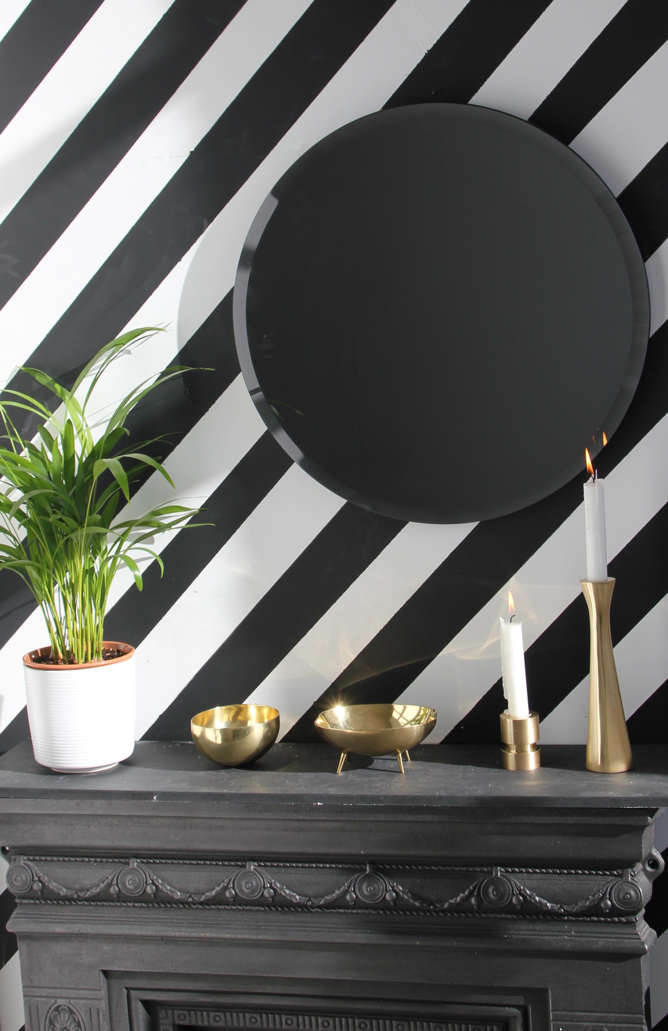 Biseauté Miroir biseauté noir teinté rond sans cadre Orbis, dos en faux cuir, XL en vente