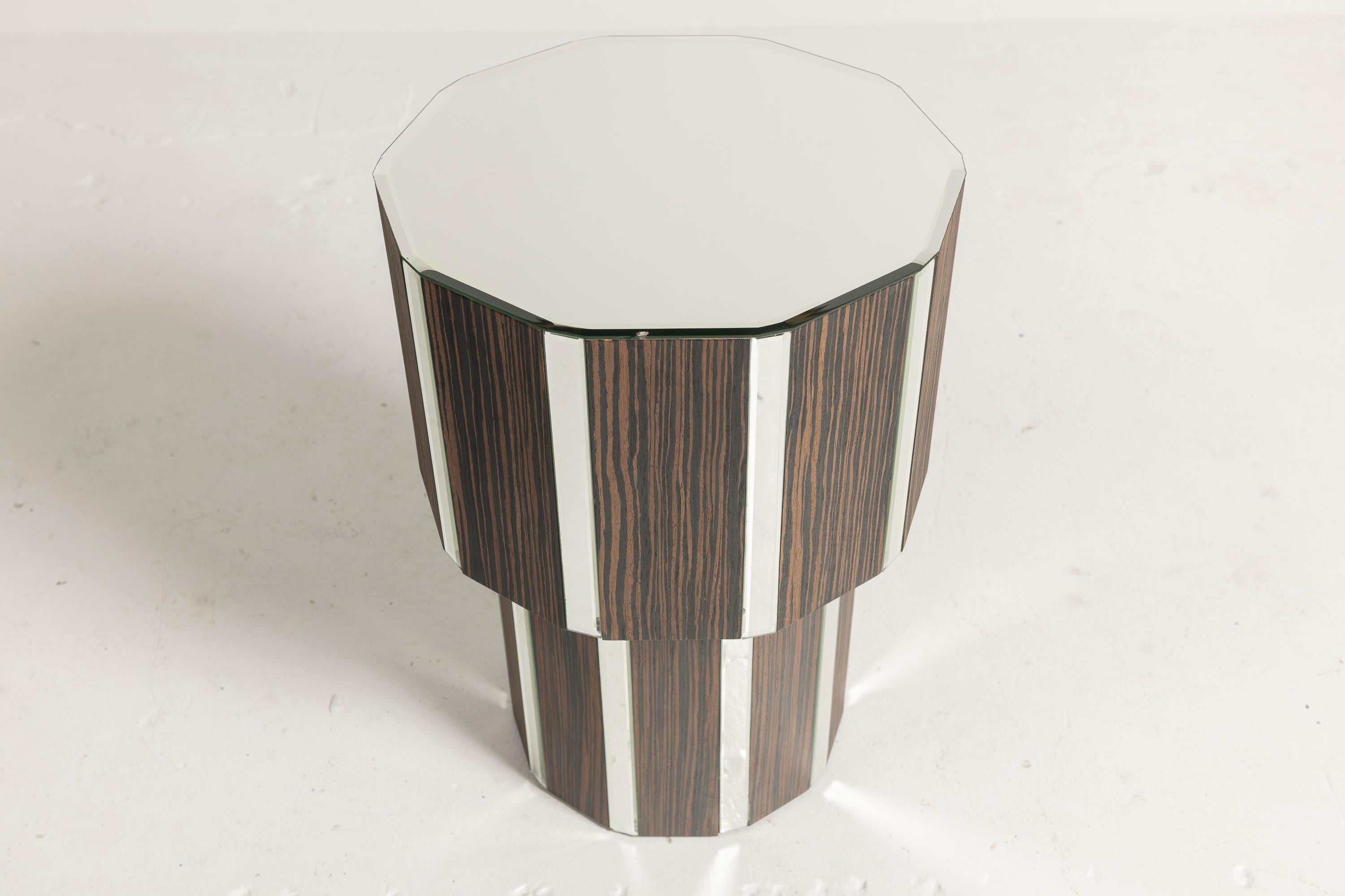 Divertido espejo contemporáneo y mesa auxiliar de madera en forma de decágono. Añade un poco de brillo y forma dondequiera que se coloque. Perfecto para una bebida y un pequeño jarrón de flores o una pila de libros. 