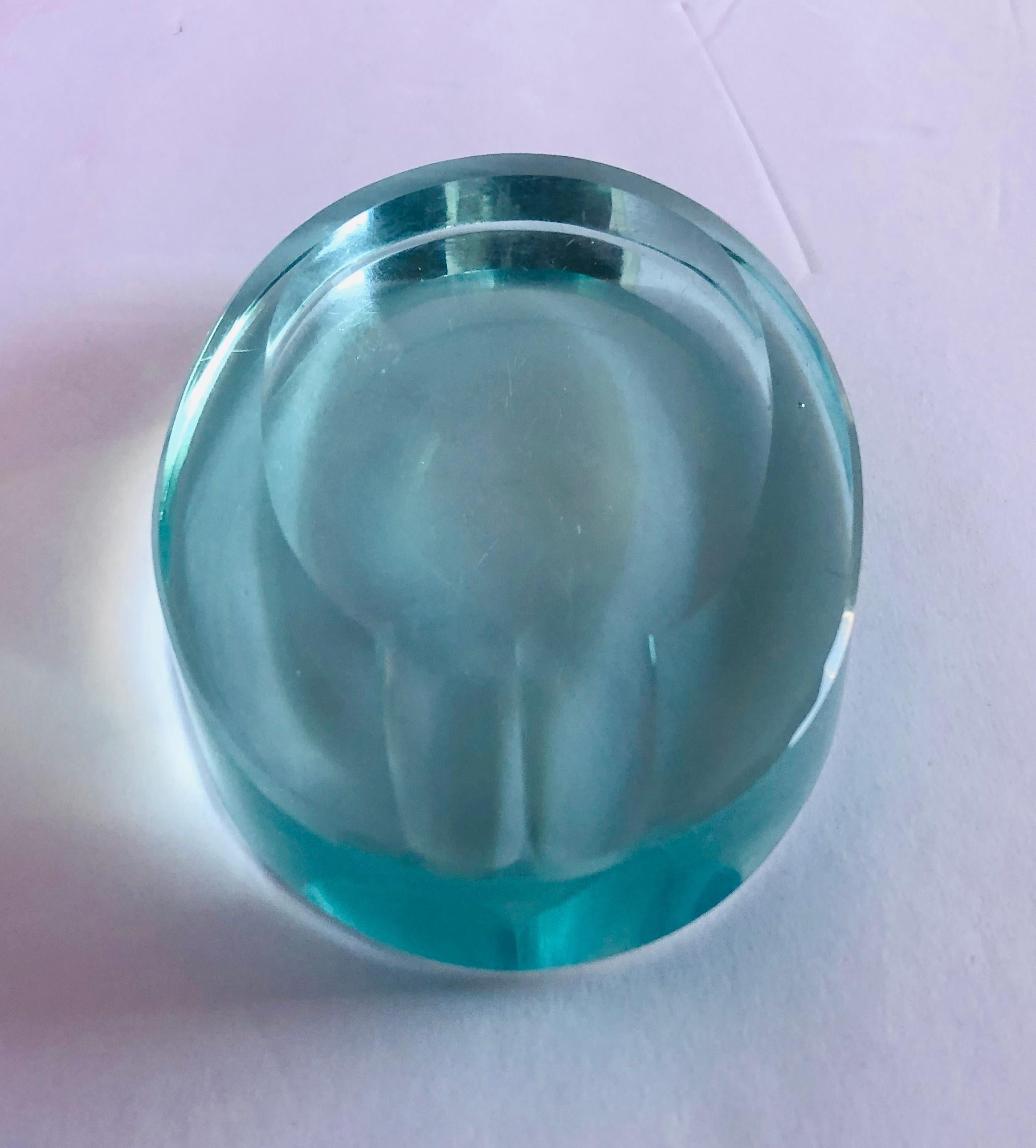 Vintage Italian oval shaped beveled glass ashtray by Fontana Arte / Made in Italy circa 1960s
Mesures : Longueur 5.75 pouces / largeur 3.75 pouces / hauteur 0.75 pouces
Référence de commande : FABIOLTD G78
Cette pièce constitue un cadeau idéal et