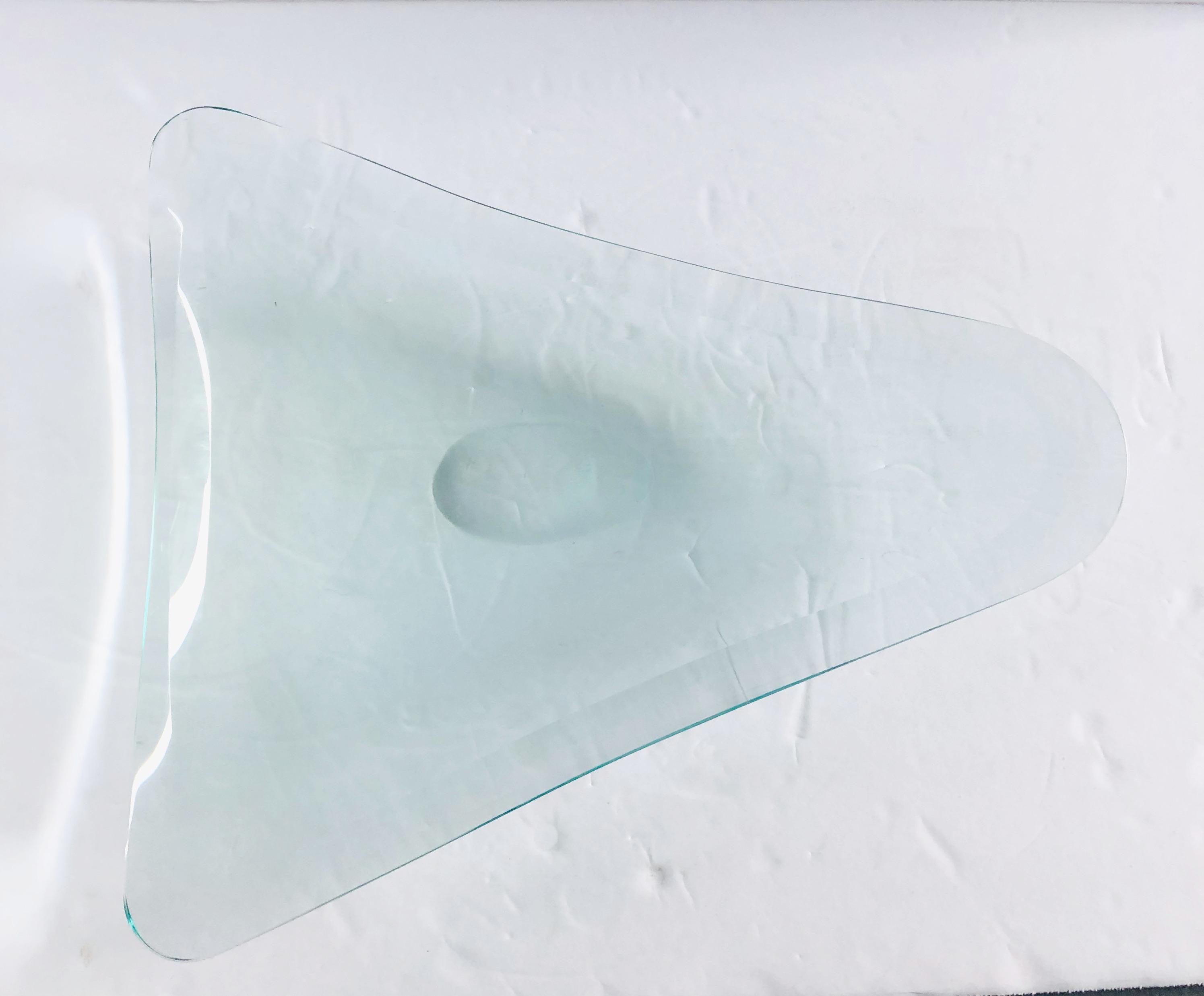 Italienischer dreieckiger geschwungener Glasaufsatz von Fontana Arte / Made in Italy, ca. 1960er Jahre
Maße: Länge 14,5 Zoll / Breite 12,25 Zoll / Höhe 2,25 Zoll
Bestellnummer: FABIOLTD G108
Dieses Stück ist ein tolles und einzigartiges Geschenk!!!