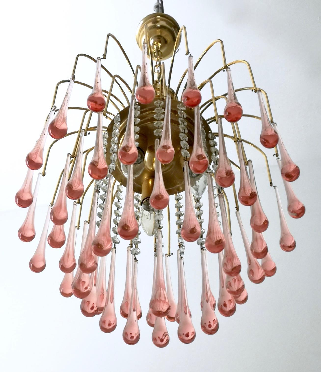 Beveled Murano Glass Teardrop Chandelier with a Brass Structure, Italy, 1970s In Excellent Condition In Bresso, Lombardy