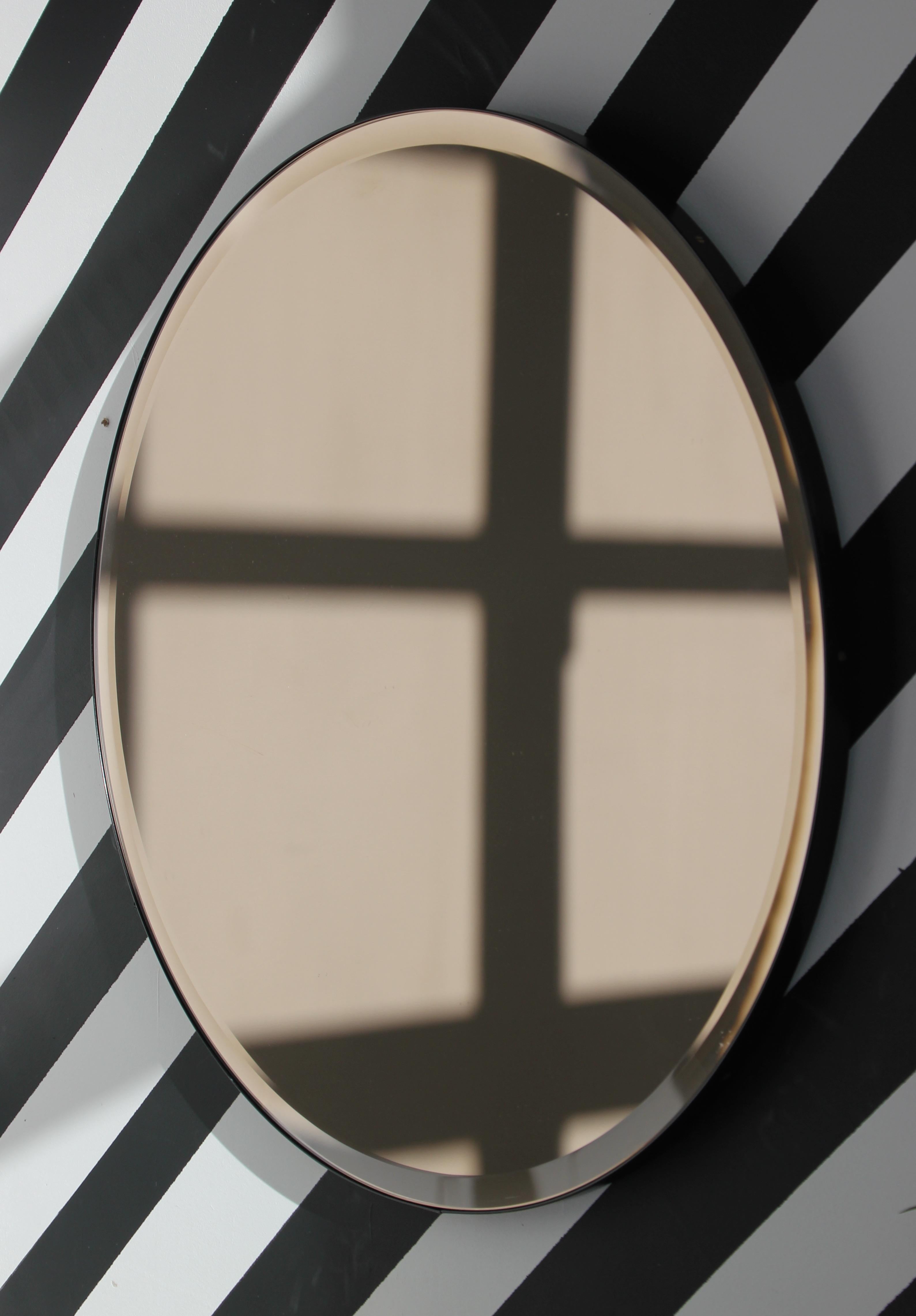 Britannique Orbis Bronze Tinted Round Beveled Art Deco Mirror with a Black Frame, Small (Miroir art déco biseauté teinté en bronze avec cadre noir) en vente
