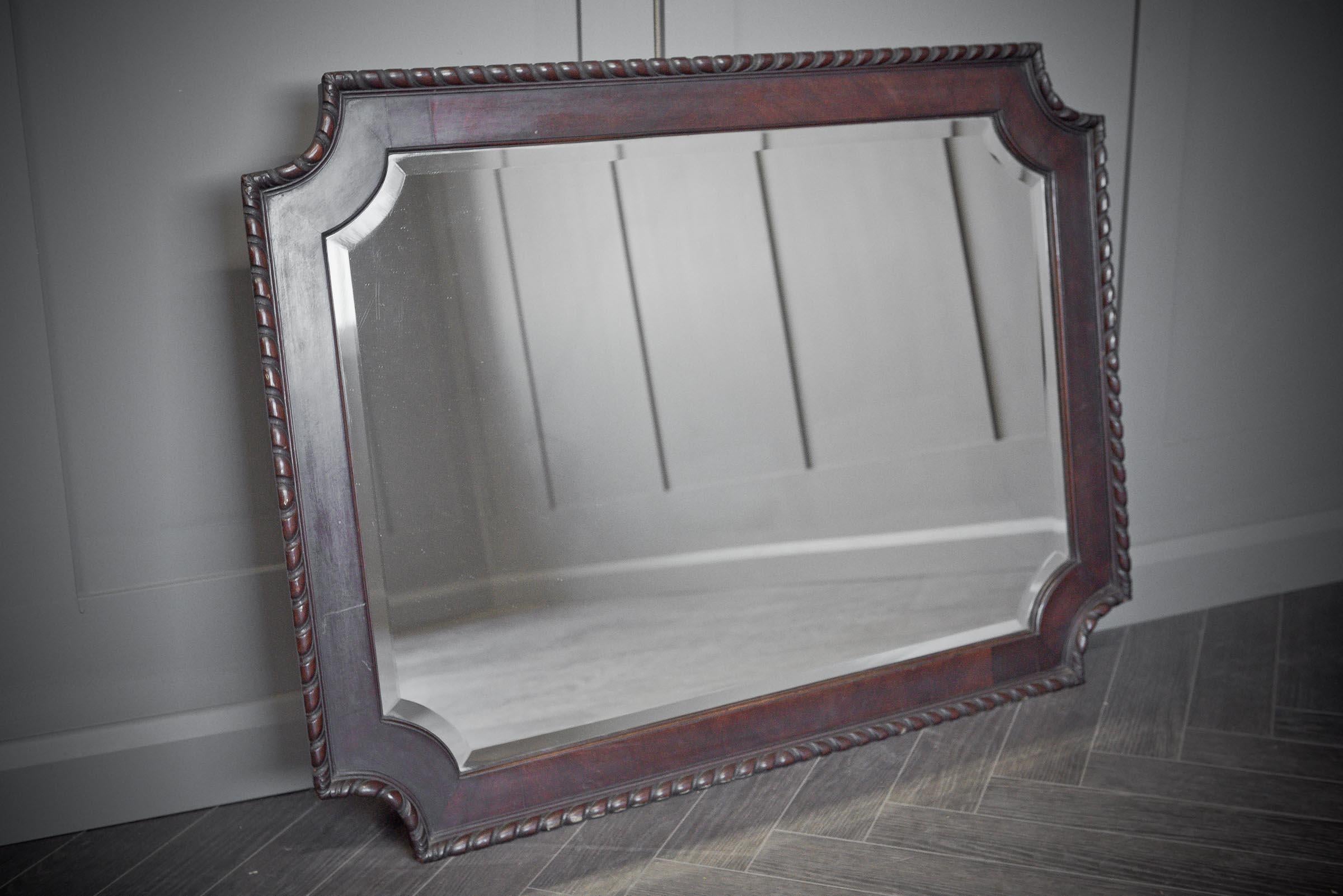 Cet élégant miroir biseauté en acajou du XIXe siècle serait imposant dans un hall d'entrée ou un salon.