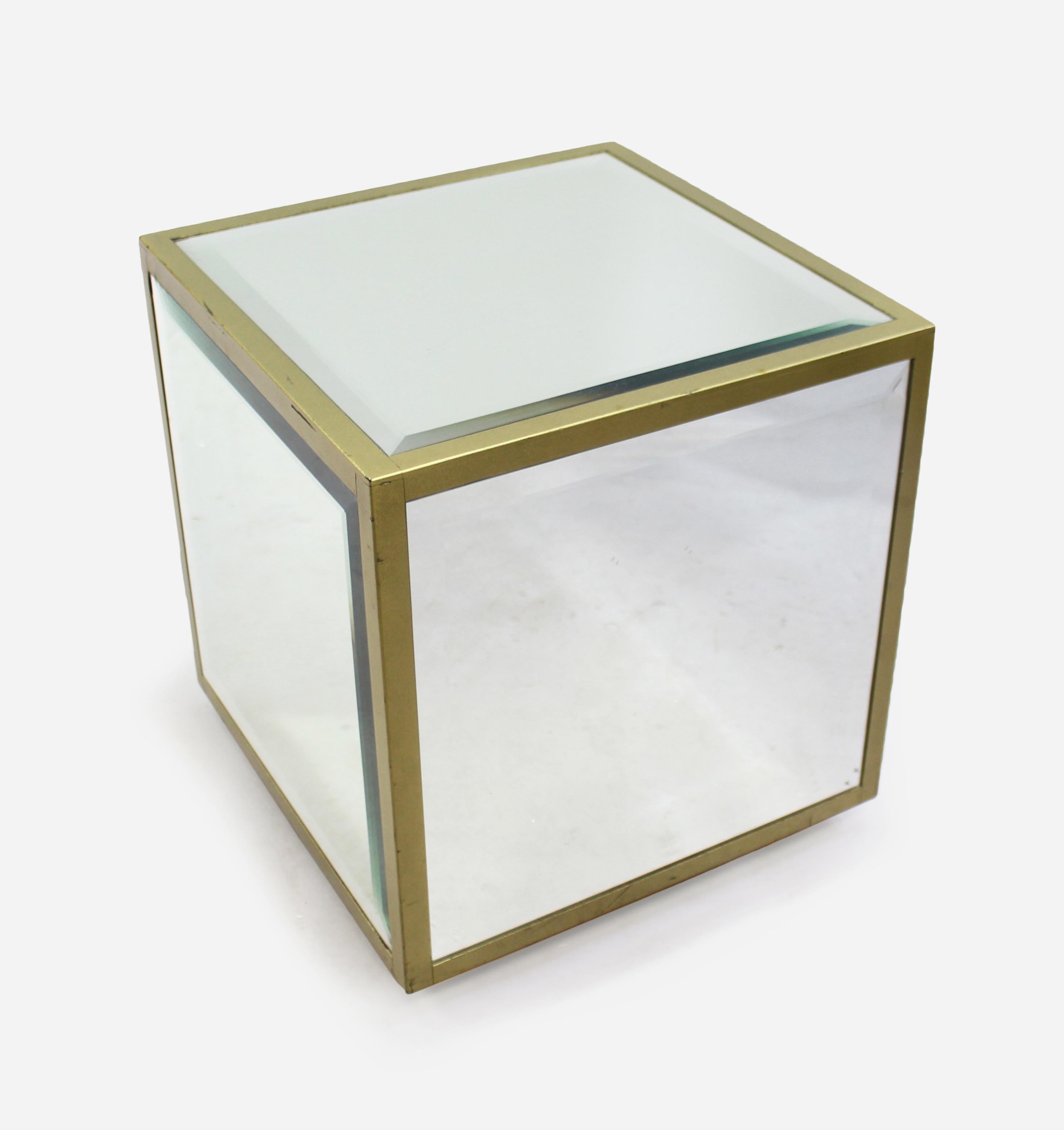 Cube de présentation à miroir biseauté vintage.


Dimensions 40 x 40 x 42 (hauteur) cm

Vintage, A.I.C..

Plateau en miroir biseauté. Corps et pieds en bois ébonisé peint.

Bon état, quelques légères rayures sur les miroirs uniquement.
 