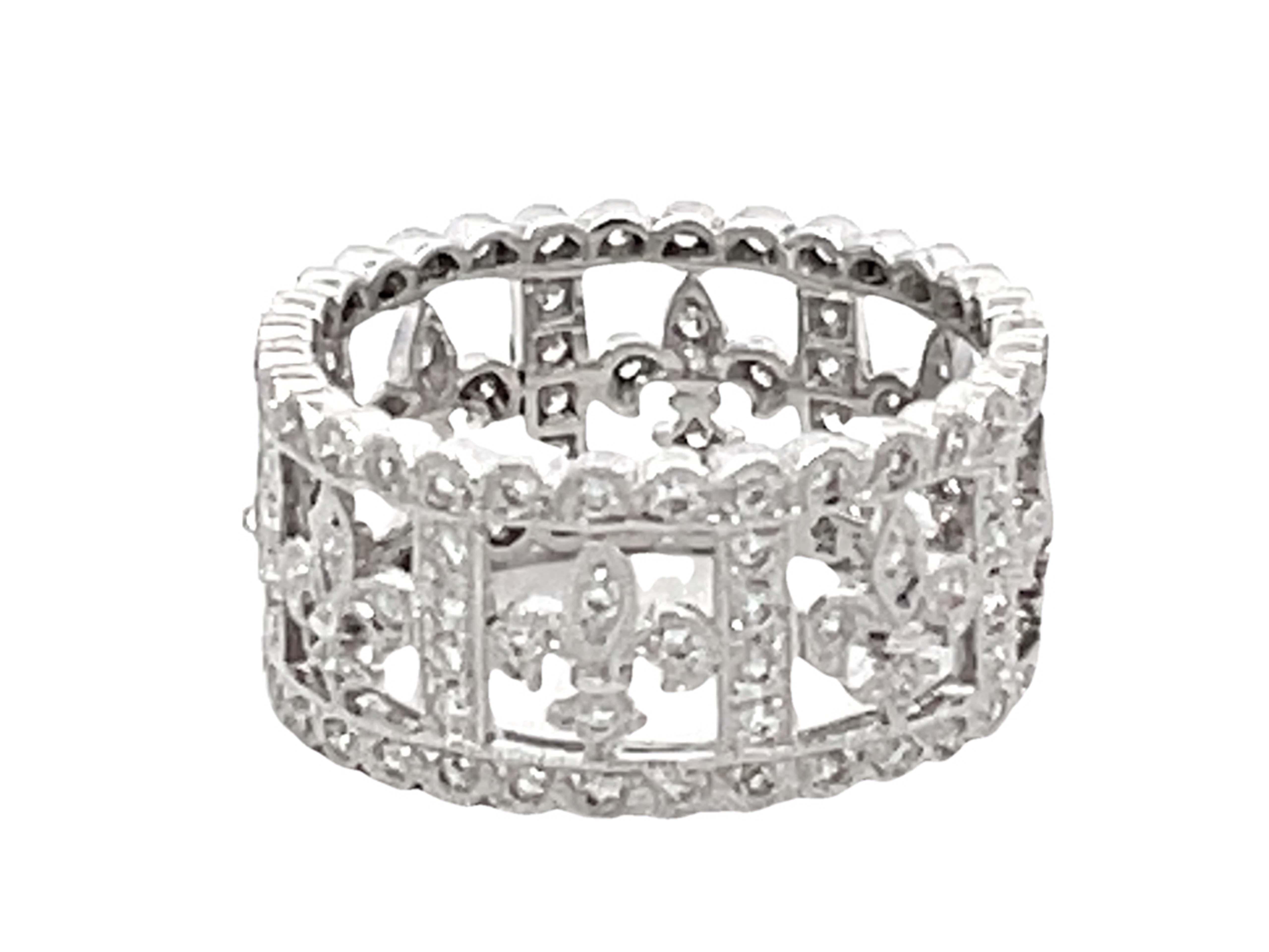 Moderne Bague d'éternité Beverley Kay Fleur De Lis avec bords festonnés en or 18 carats en vente