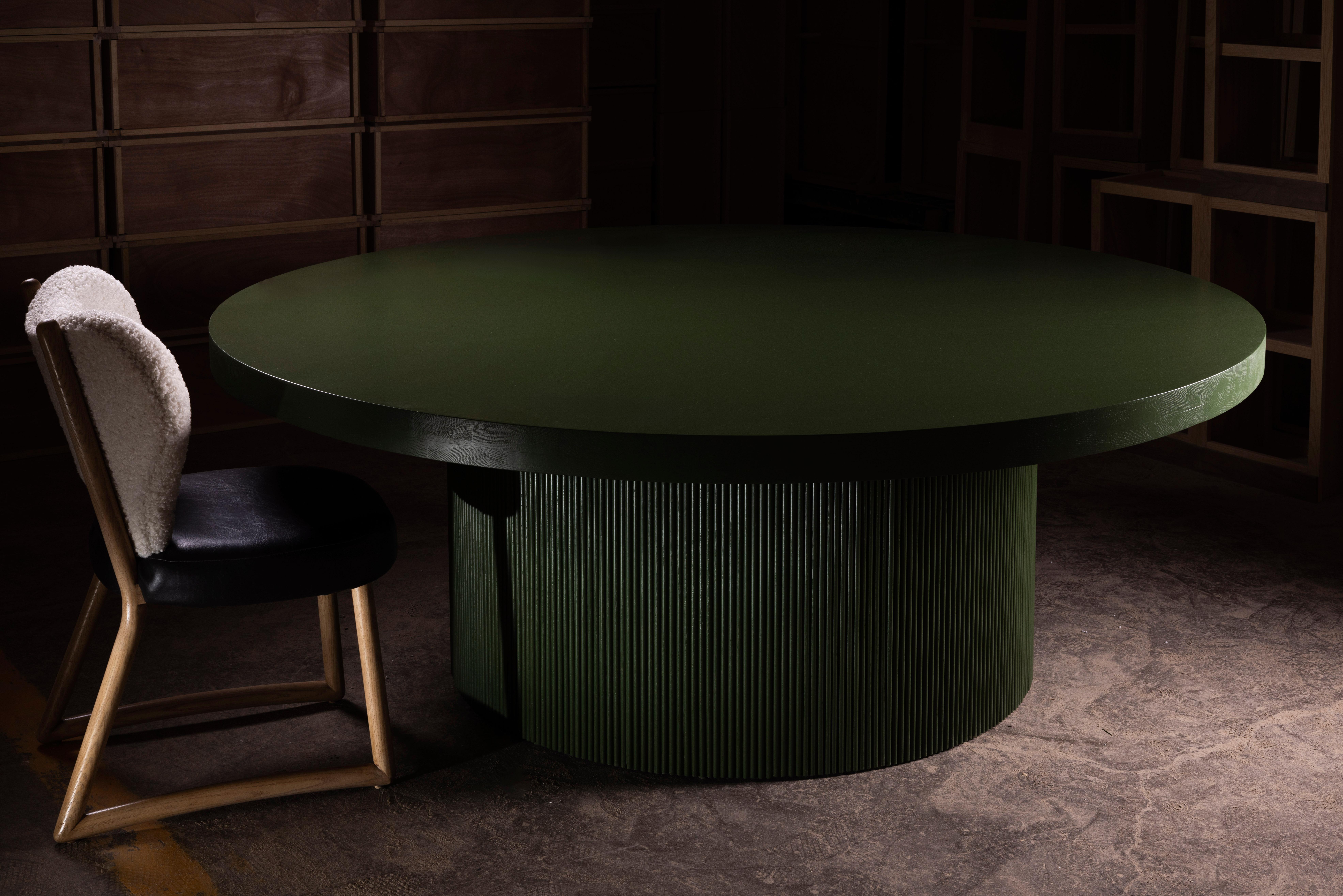 Chêne massif, table de salle à manger ronde Beverly Green avec base ronde cannelée 