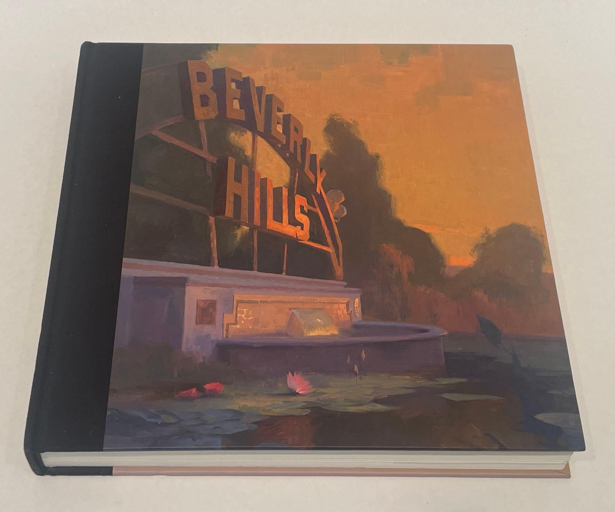 Beverly Hills: The First 100 Years Hardcover Robert S. Anderson 1st Edition Rizzoli.
Un grande e pesante libro da tavolo.
Una storia completa e sontuosamente illustrata della leggendaria città e delle sue case, parchi e giardini, dalla sua