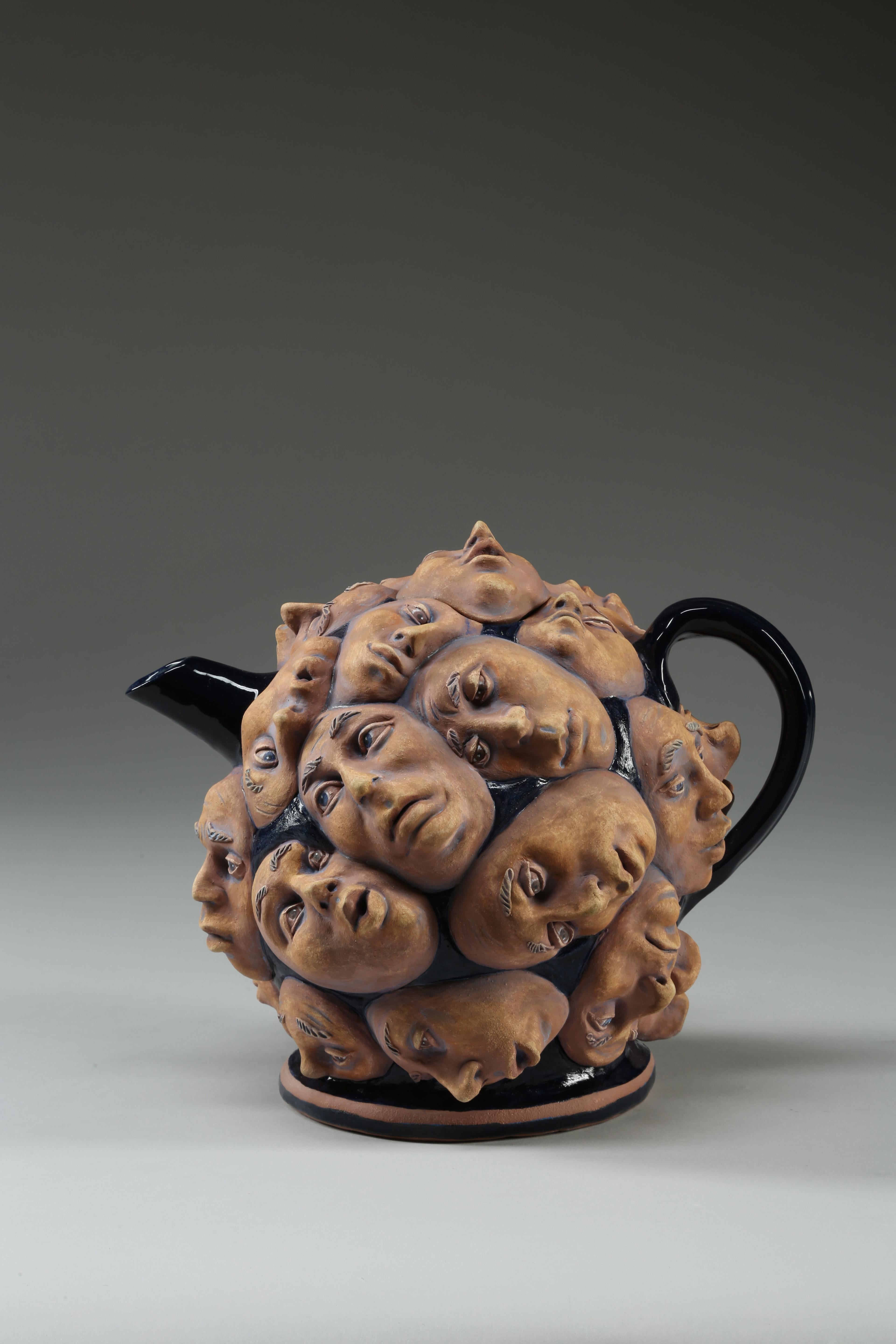 Beverly Mayeri Figurative Sculpture – „Crowded Teapot““, zeitgenössisch, Keramik, Skulptur, funktional, Acrylpigment