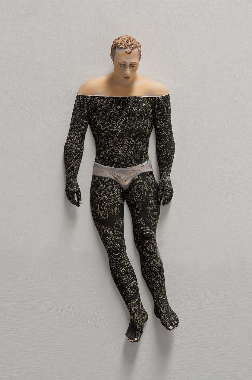 „Surface Tension“, zeitgenössisch, figurativ, Wandhalterung, Keramik, Skulptur (Zeitgenössisch), Sculpture, von Beverly Mayeri