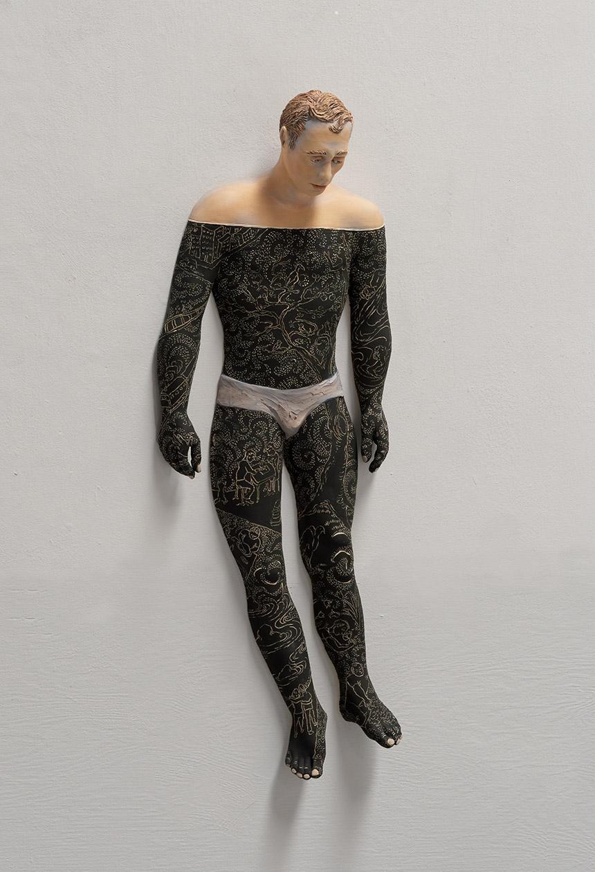 Beverly Mayeri Figurative Sculpture – "Oberflächenspannung", Contemporary, Figurativ, Wandmontage, Keramik, Skulptur