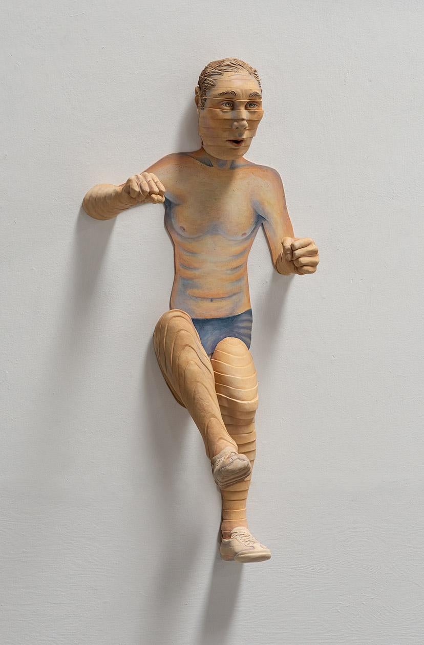 „The Hurdler“, Keramik, Wandmontierung, Skulptur, Mixed Media, Acrylfarbe – Sculpture von Beverly Mayeri