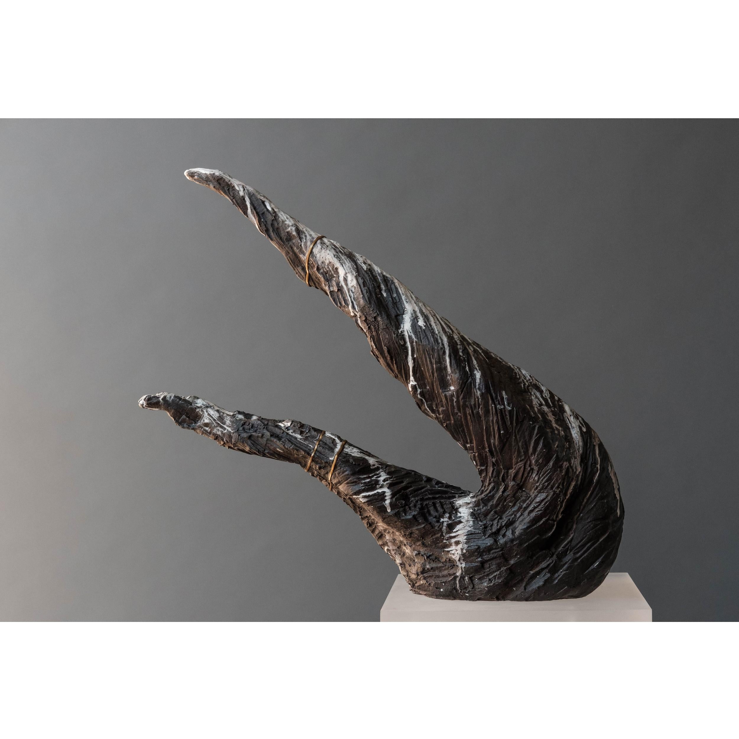 Abstrakte Skulptur „The Reach“ aus Ton, 2019 – Sculpture von Beverly Morrison