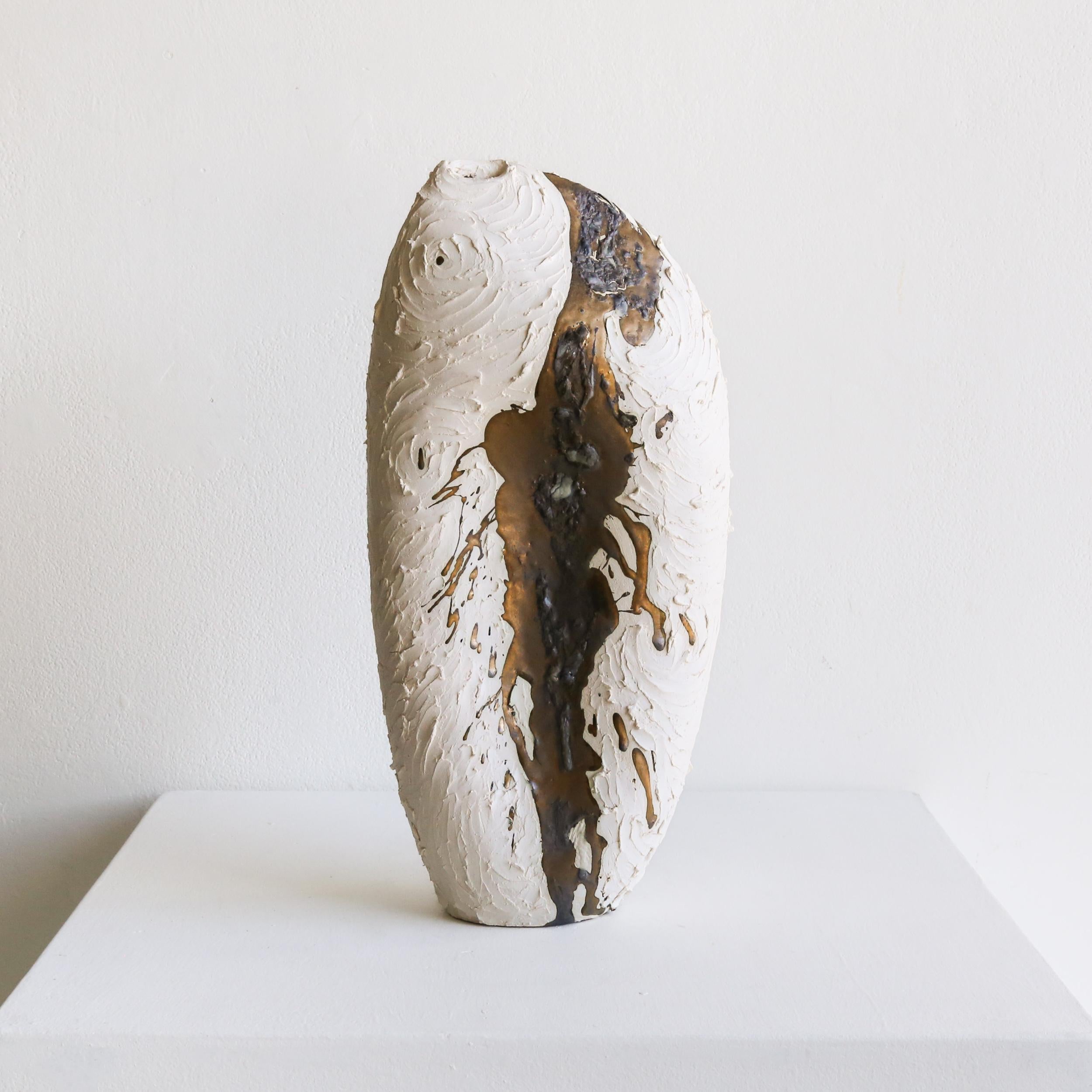 Vase blanc et or n° 124 - Sculpture de Beverly Morrison