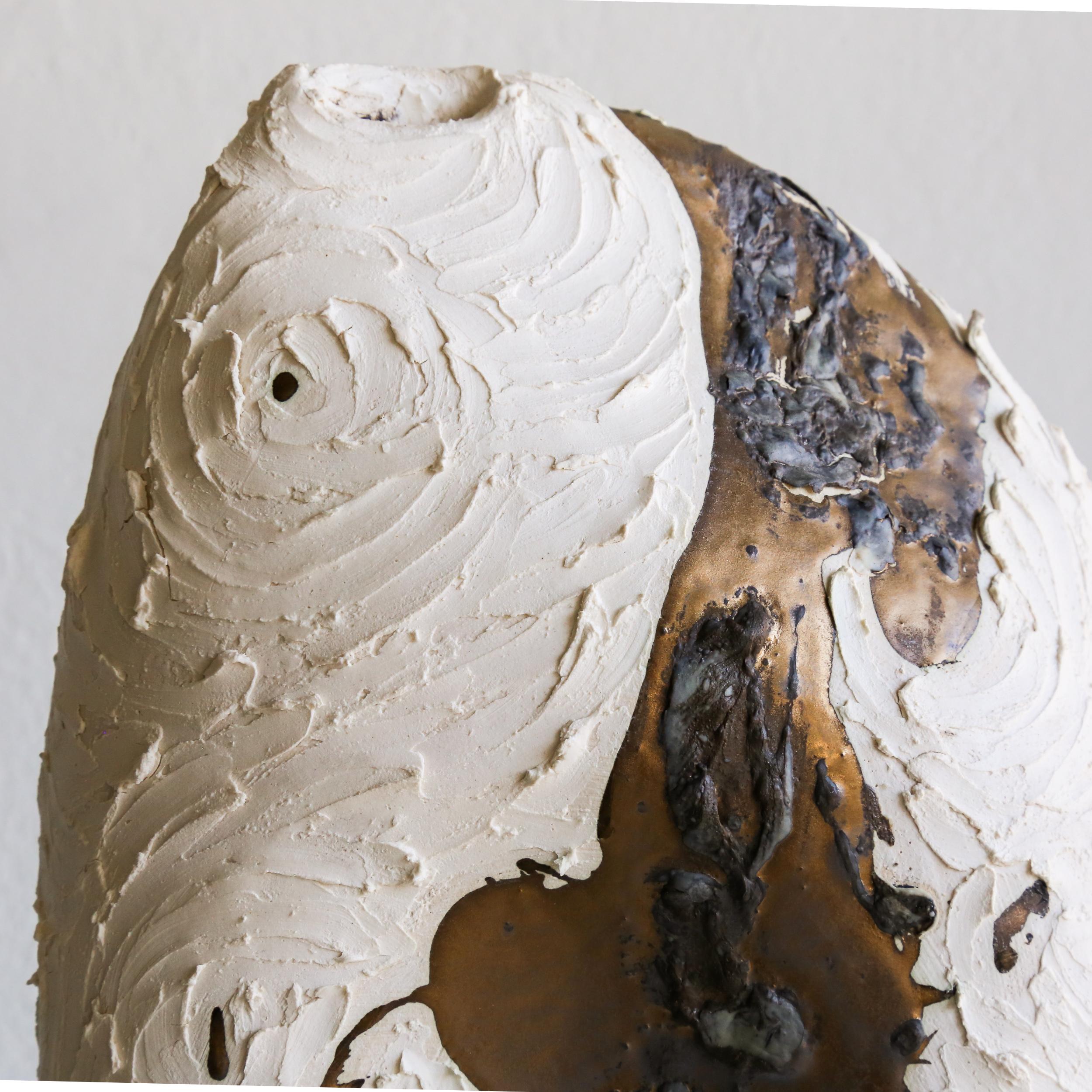Des céramiques sculpturales originales fabriquées à la main pour enrichir l'esprit et nourrir l'âme.

Vase blanc et or n° 124
• Grès/Porcelaine, glaçure or métallisé

Déclaration de l'artiste :
En tant que sculpteur, j'utilise l'argile pour donner