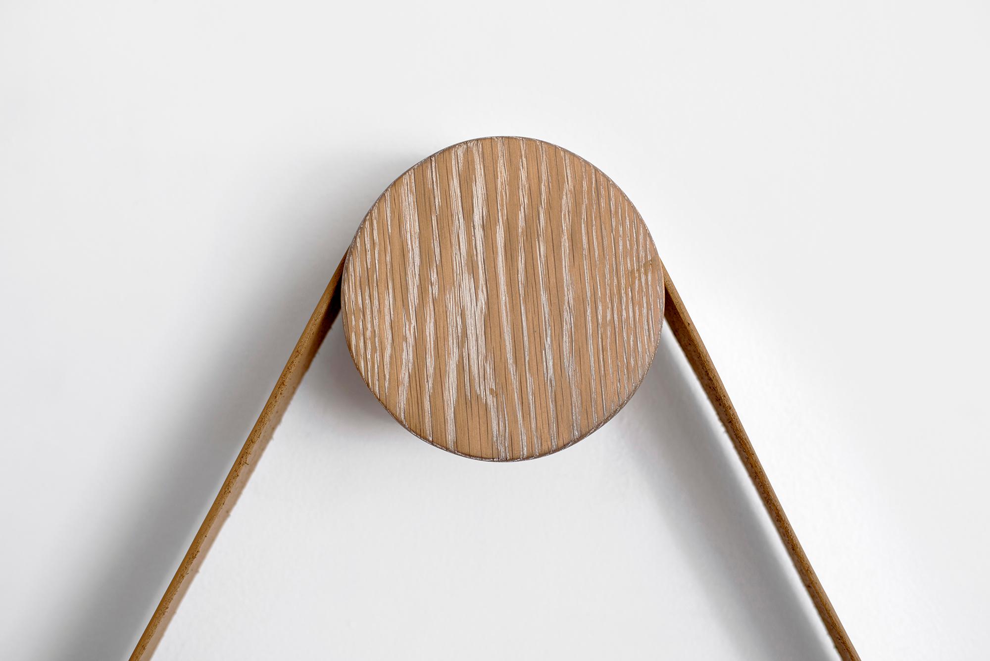 XXIe siècle et contemporain Miroir rond en chêne et cuir Beverly, cérusé en vente