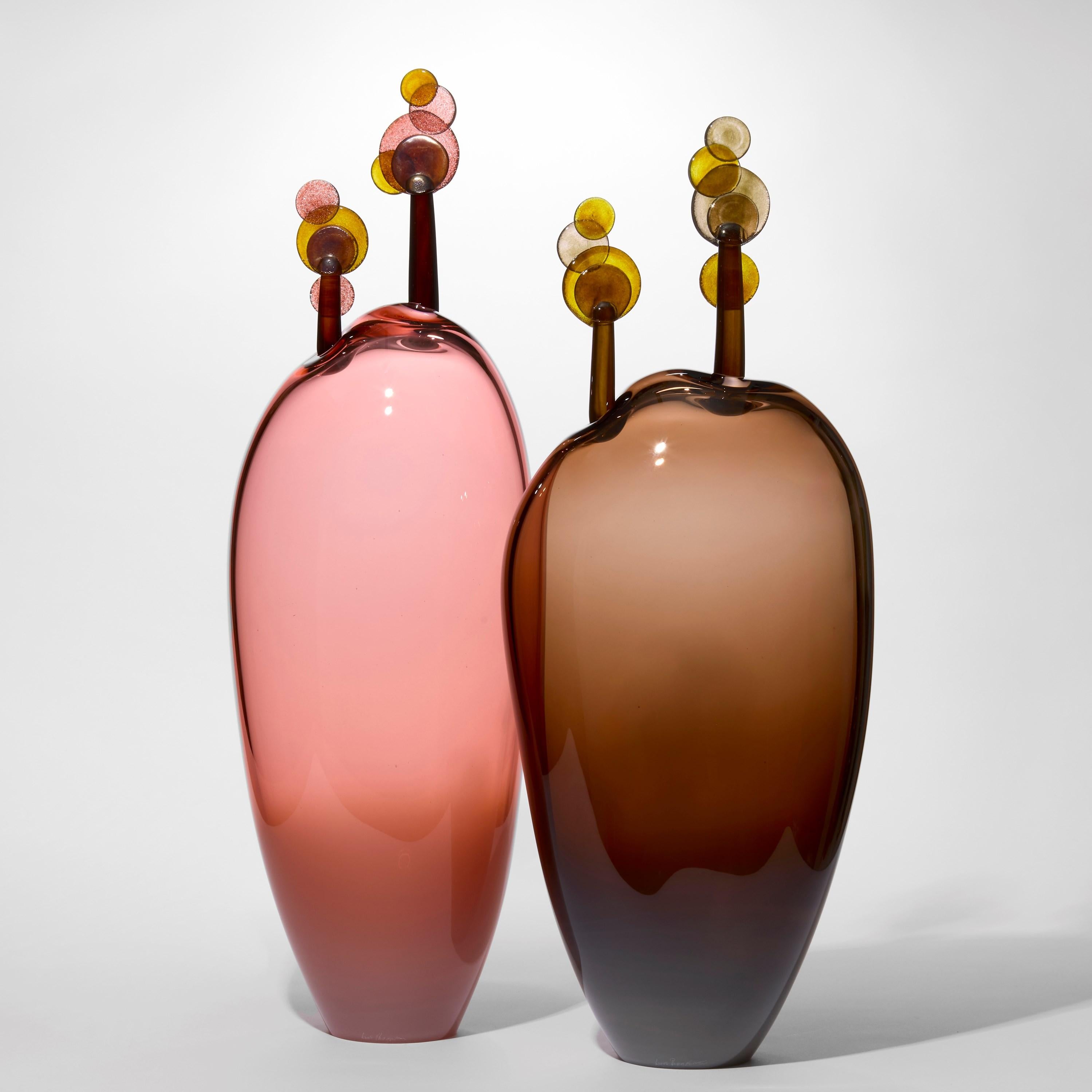 Beyond the Horizon II, ein braunes und bernsteinfarbenes mundgeblasenes Glaskunstwerk von Louis Thompson im Zustand „Neu“ im Angebot in London, GB