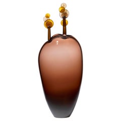 Beyond the Horizon II, une œuvre d'art en verre soufflé brun et ambre de Louis Thompson