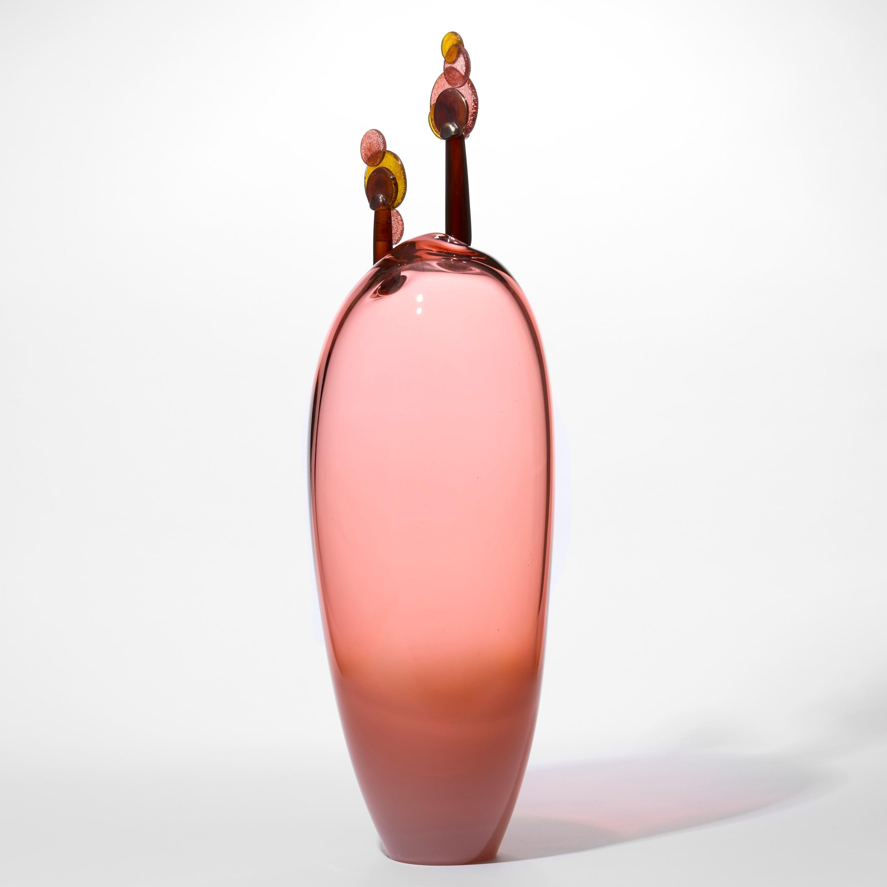 Organico moderno Beyond the Horizon III, scultura in vetro soffiato rosa e ambra di Louis Thompson in vendita