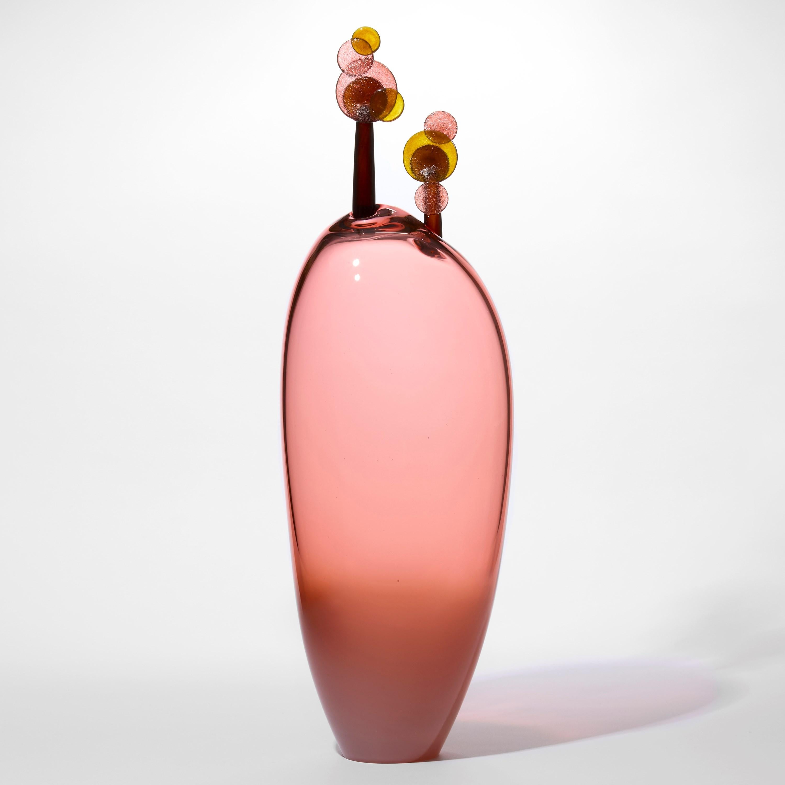 Britannico Beyond the Horizon III, scultura in vetro soffiato rosa e ambra di Louis Thompson in vendita