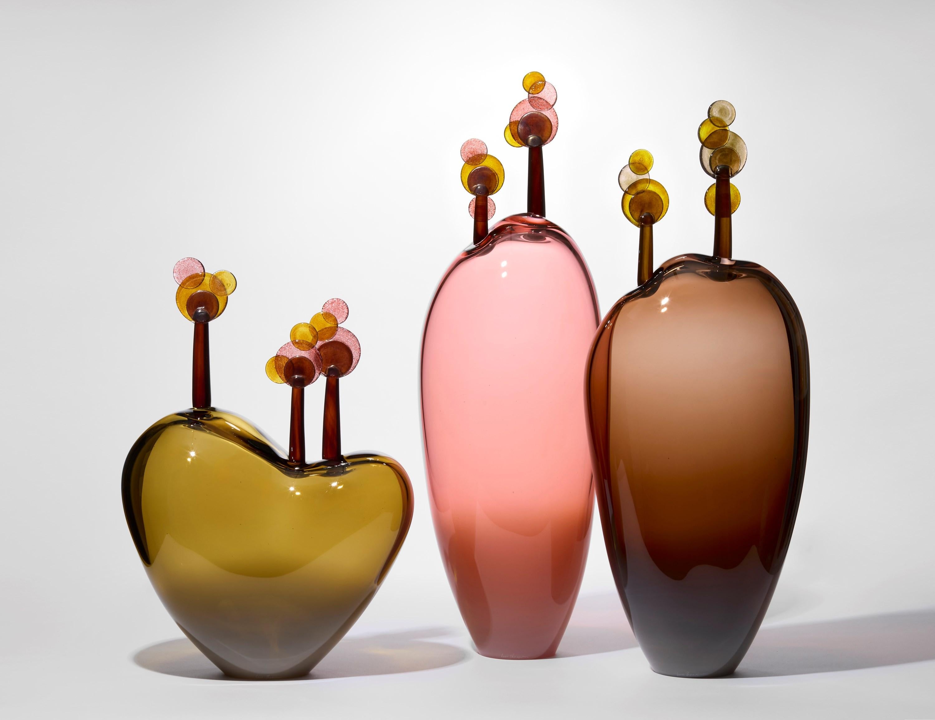 XXI secolo e contemporaneo Beyond the Horizon III, scultura in vetro soffiato rosa e ambra di Louis Thompson in vendita