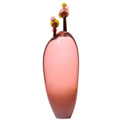 Más allá del horizonte III, escultura de vidrio soplado rosa y ámbar de Louis Thompson