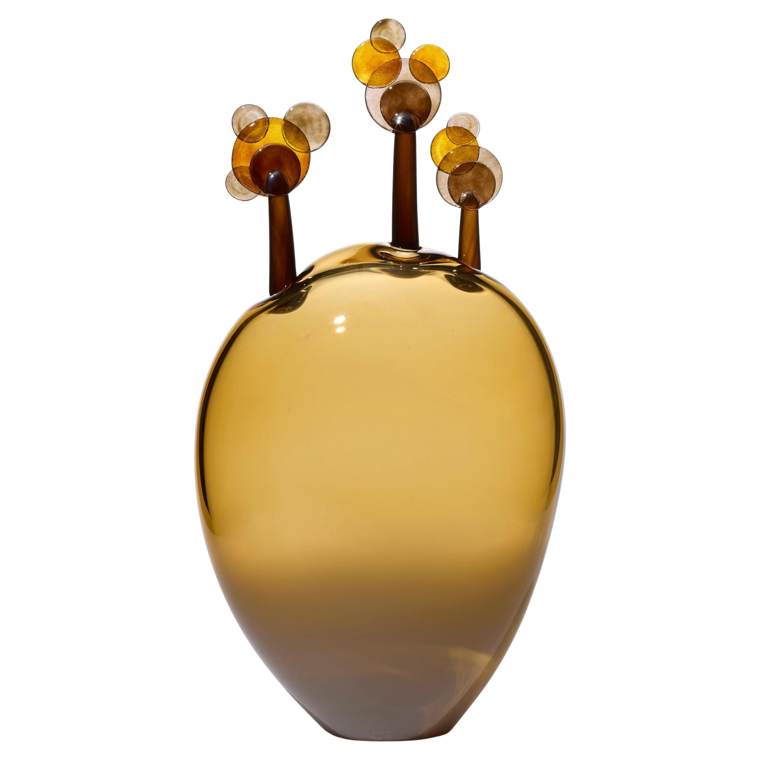 Beyond the Horizon IV, sculpture en verre soufflé brun et ambre de Louis Thompson