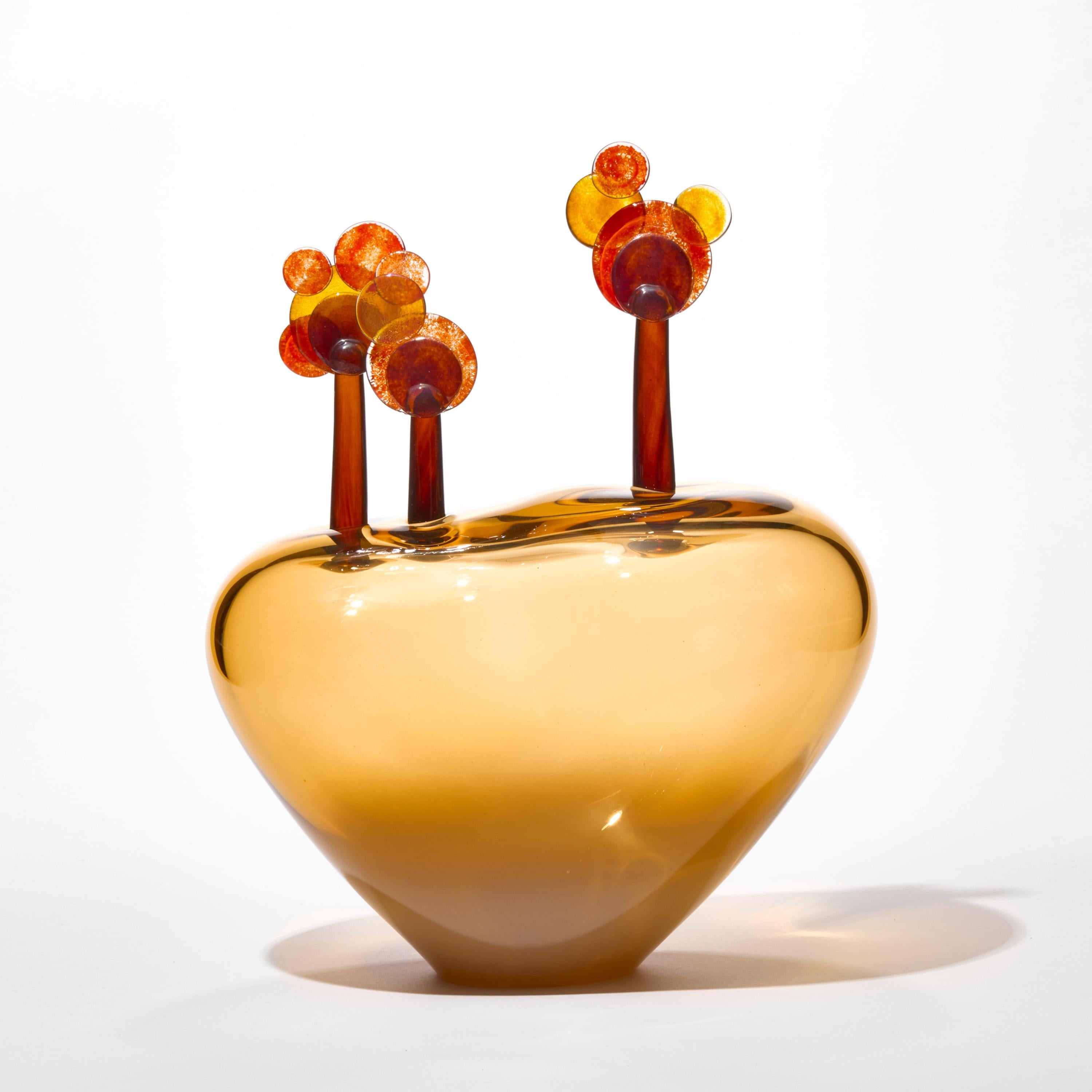 Organico moderno Beyond the Horizon VI, una scultura in vetro soffiato arancione e ambra di Louis Thompson in vendita