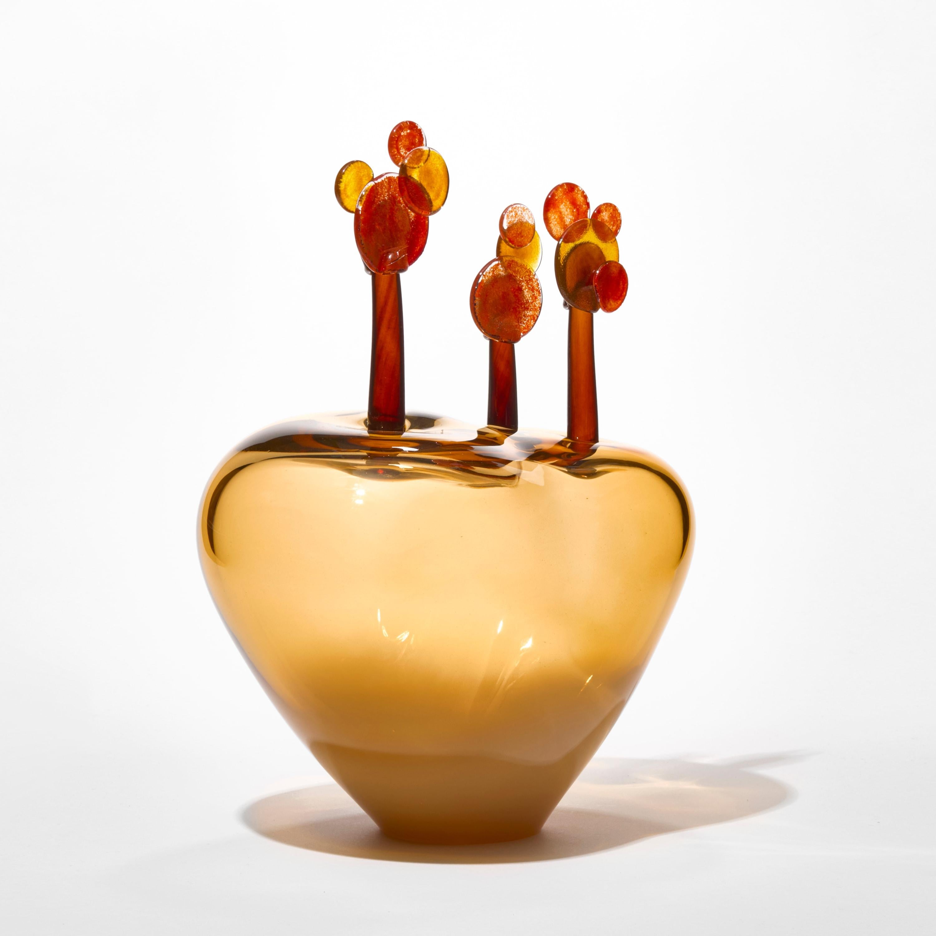 Britannico Beyond the Horizon VI, una scultura in vetro soffiato arancione e ambra di Louis Thompson in vendita