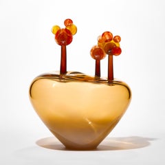 Beyond the Horizon VI, una scultura in vetro soffiato arancione e ambra di Louis Thompson