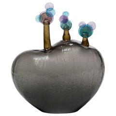 « Beyond the Vista I », sculpture en verre gris, marron, violet et bleu de Louis Thompson