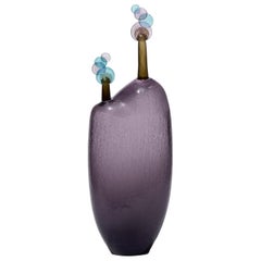 « Beyond the Vista II », une sculpture en verre aux tons violets, bleus et marron, réalisée par Louis Thompson