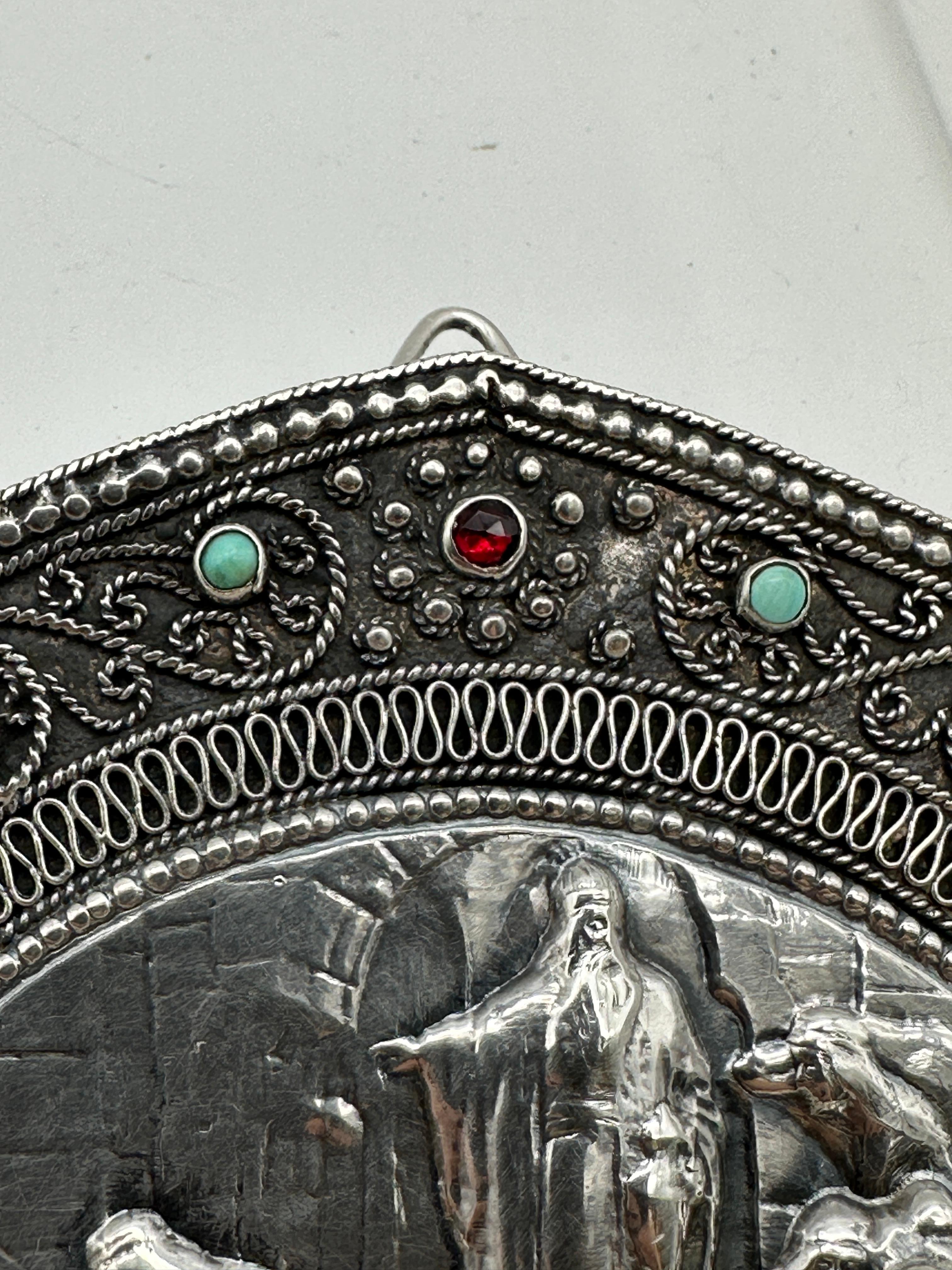 Lampada di Hanukah in argento Bezalel Jerusalem con pietre incastonate, Yehia Yemini circa 1920 in vendita 7