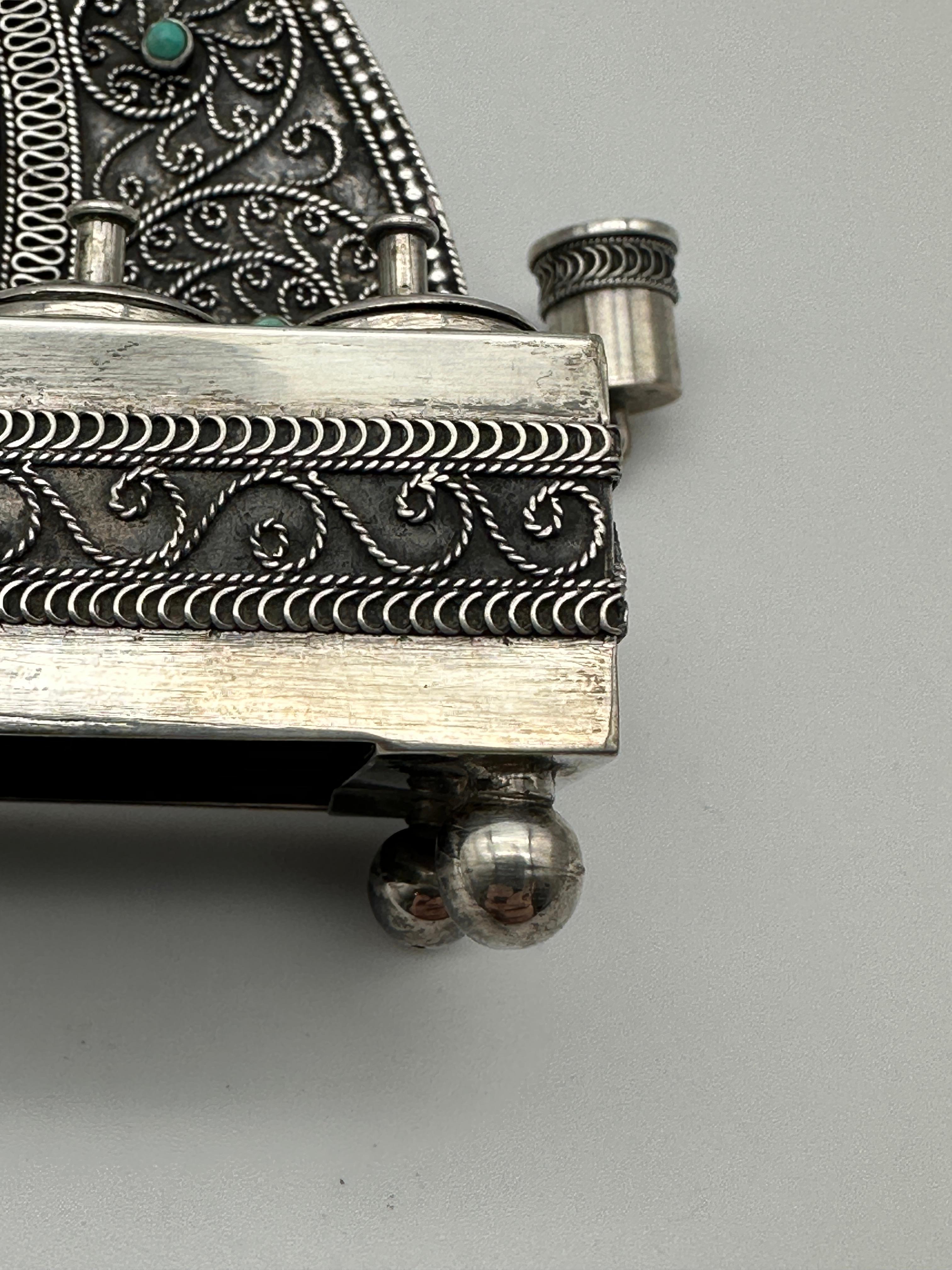 Lampada di Hanukah in argento Bezalel Jerusalem con pietre incastonate, Yehia Yemini circa 1920 in vendita 8