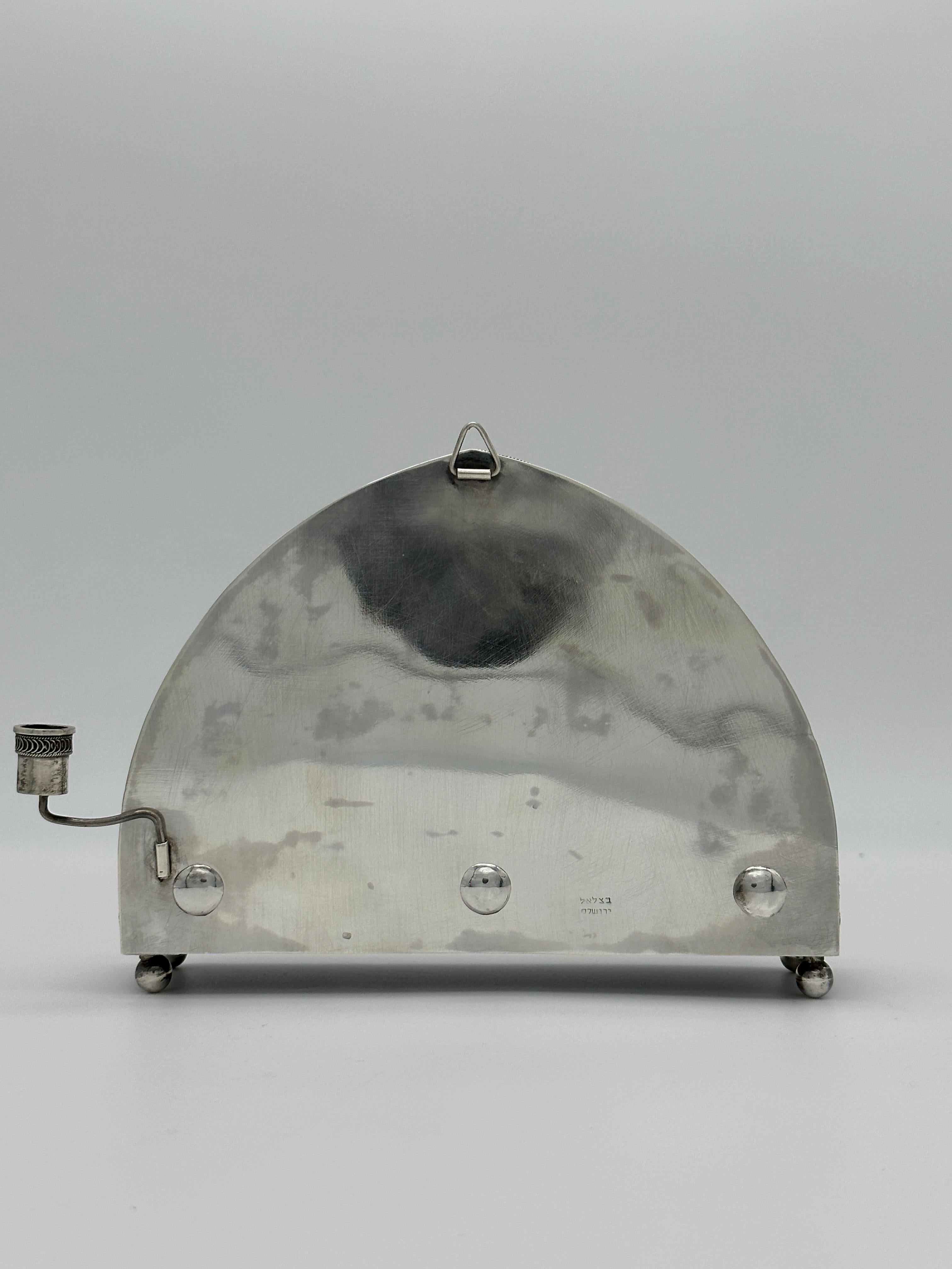 Lampada di Hanukah in argento Bezalel Jerusalem con pietre incastonate, Yehia Yemini circa 1920 in vendita 9