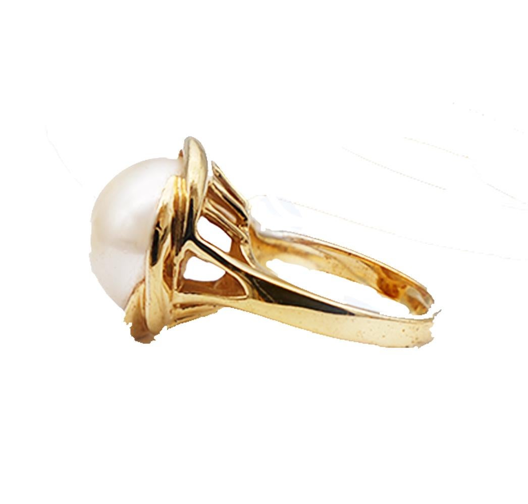 White luminous colored Mobee Pearl set in a bezel type setting. 

The stone measures 17.50 mm in diameter
 14Kt. yellow gold metal
Ring size 6. 


GIA gemologist inspected and evaluated