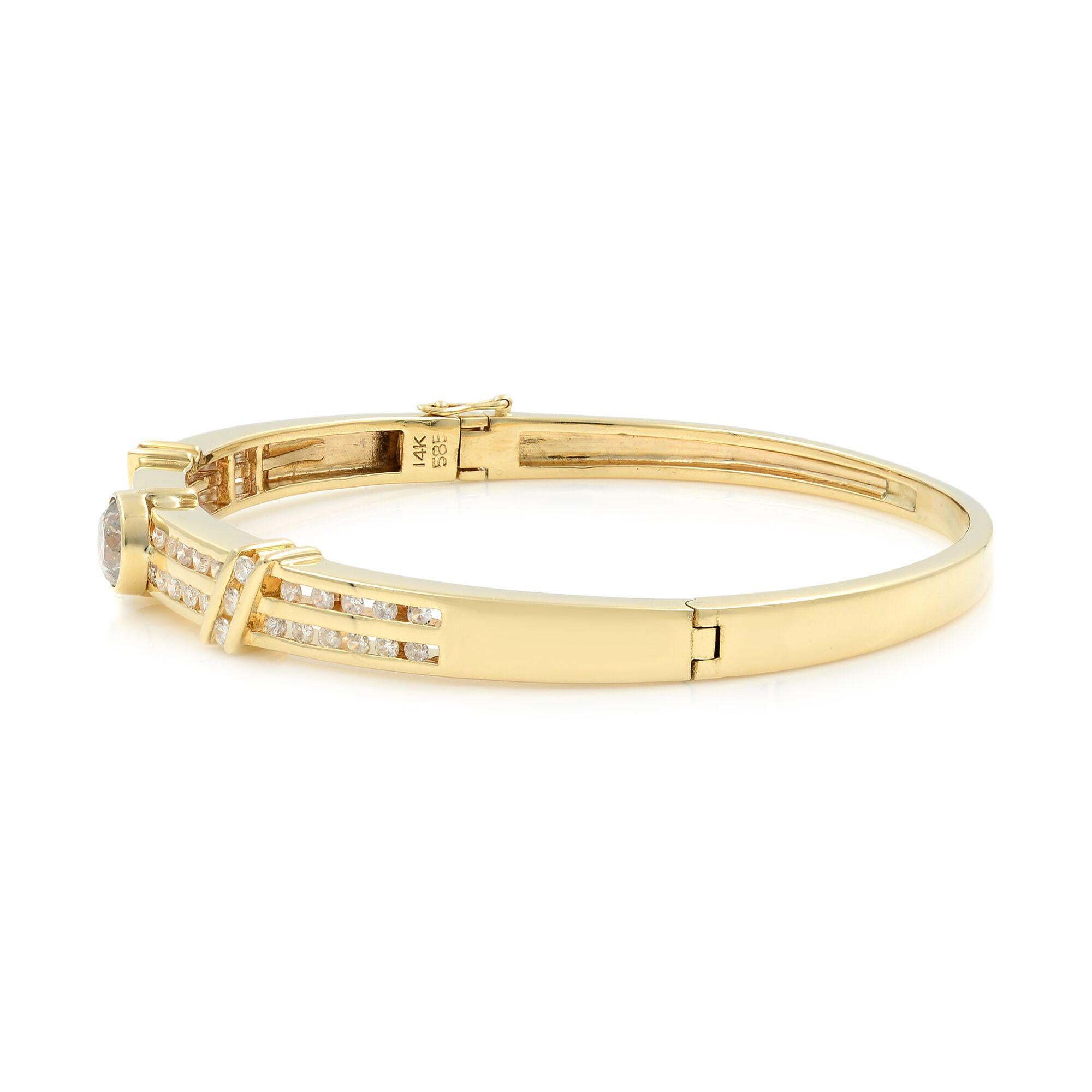Magnifique bracelet en or jaune avec diamants, fabriqué en or jaune massif 14k. Ce bracelet est incrusté d'un diamant rond central serti en lunette pesant 0.95 ct et de 48 diamants ronds latéraux sertis en canal pesant 1.00 ct. Poids total des