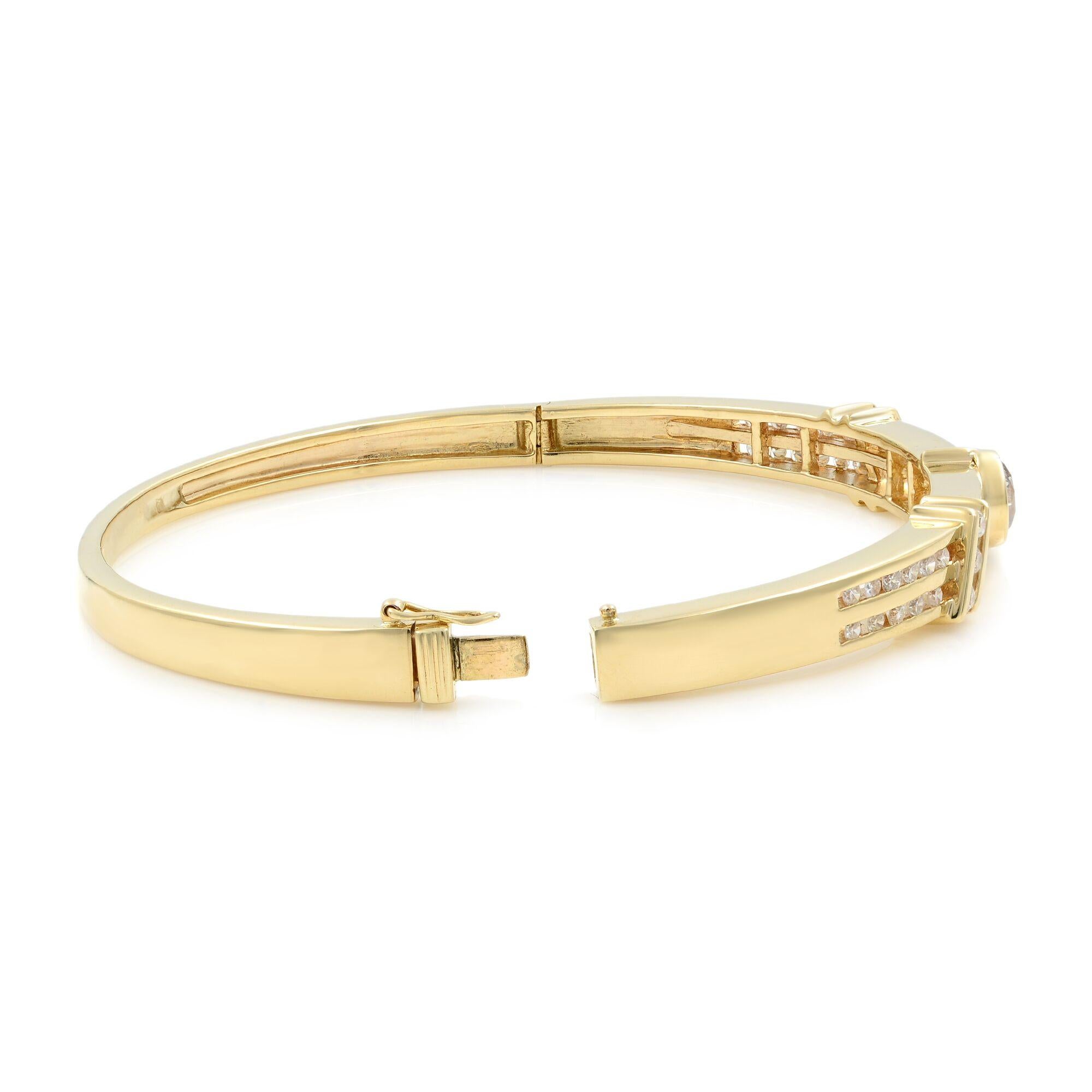 Taille ronde Bracelet pour femme en or jaune 14K avec diamants sertis dans la lunette et les canaux 1.95Cttw en vente