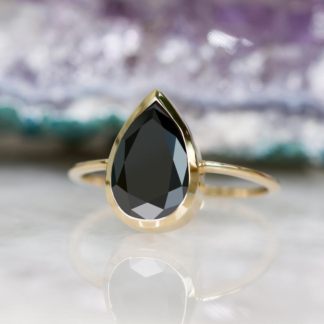 Schwarzer birnenförmiger Ring, Solitärring mit Lünette, alternativer Verlobungsring
Natürlicher schwarzer Diamant im Birnenschliff, gefasst in einer Lünette aus Gelbgold, einzigartig und STUNNING!
Minimalistischer und zeitloser Ring mit bequemer