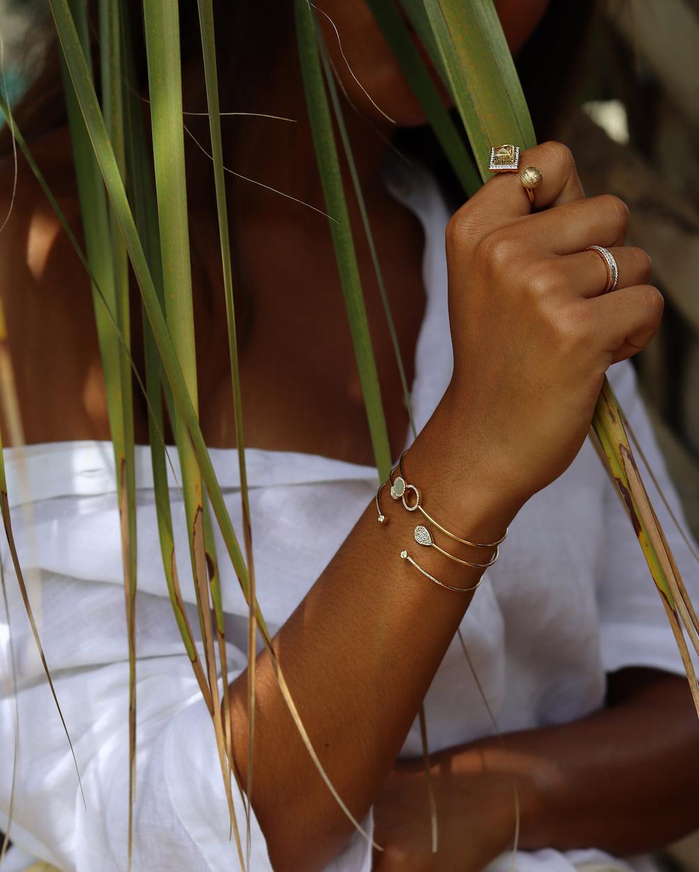 Das Bezel Diamond Cuff Bracelet ist ein wirklich exquisites und anspruchsvolles Schmuckstück, das die zeitlose Schönheit von Diamanten in einem modernen und eleganten Design präsentiert. Dieses Manschettenarmband zeichnet sich durch eine schlanke