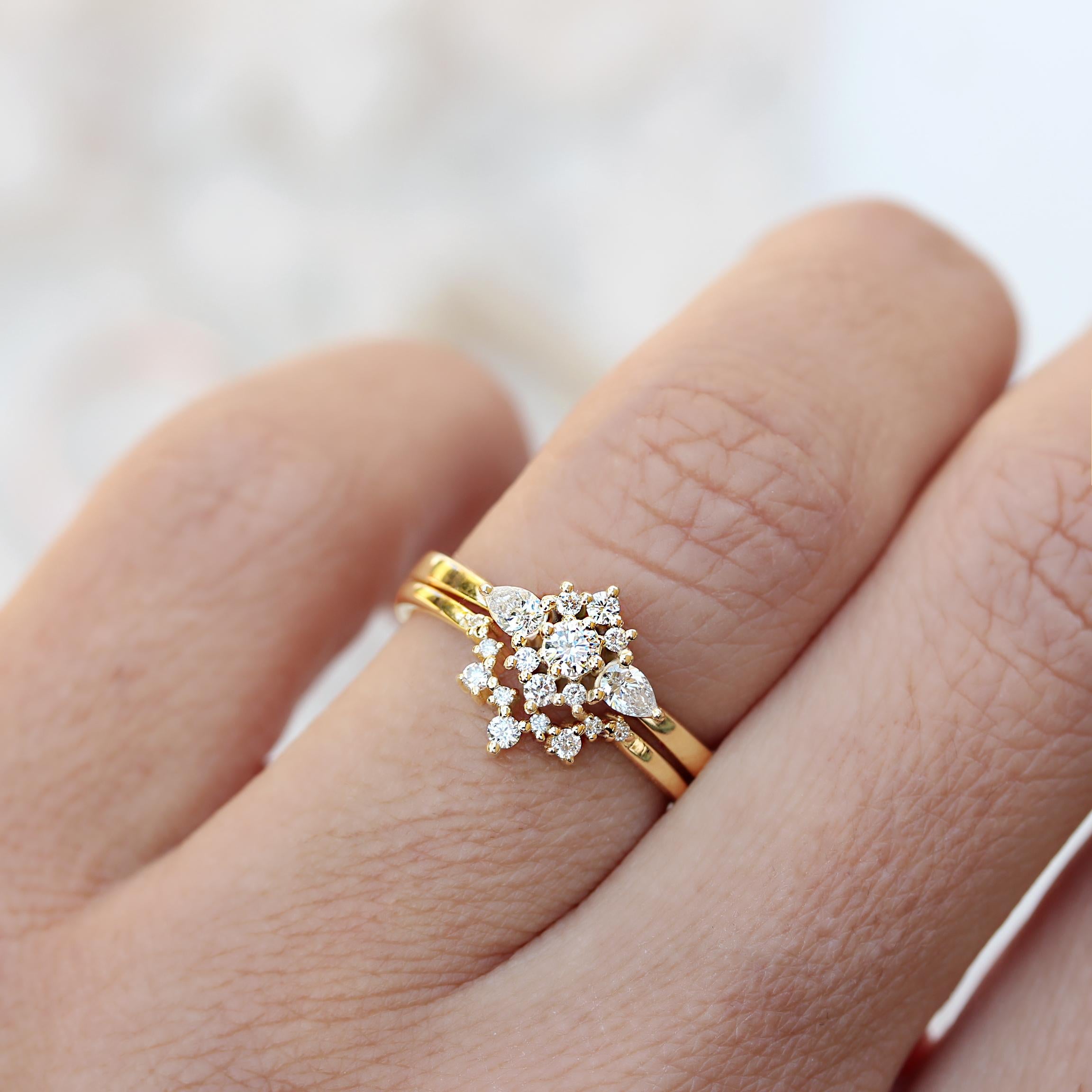 Set di anelli nuziali con diamanti Iris & sparktickles.
L'elenco si riferisce al set di due anelli.
Realizzato a mano con cura. 
Un design originale di Silly Shiny Diamonds. 

Dettagli:
* A. Stone: Diamanti naturali, 0,38 carati, privi di conflitti,