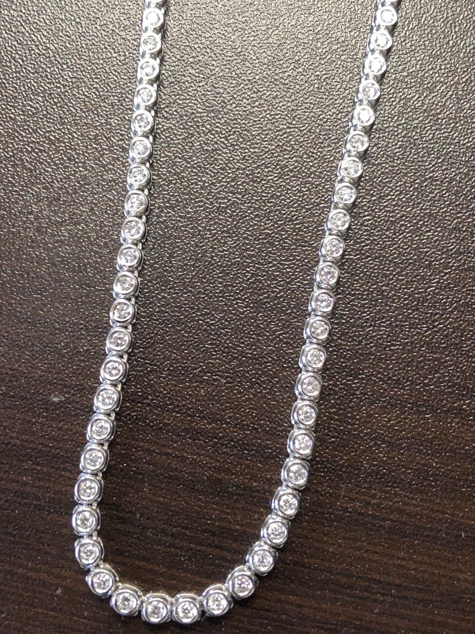 Taille ronde Collier de diamants 5 carats à chaton en vente