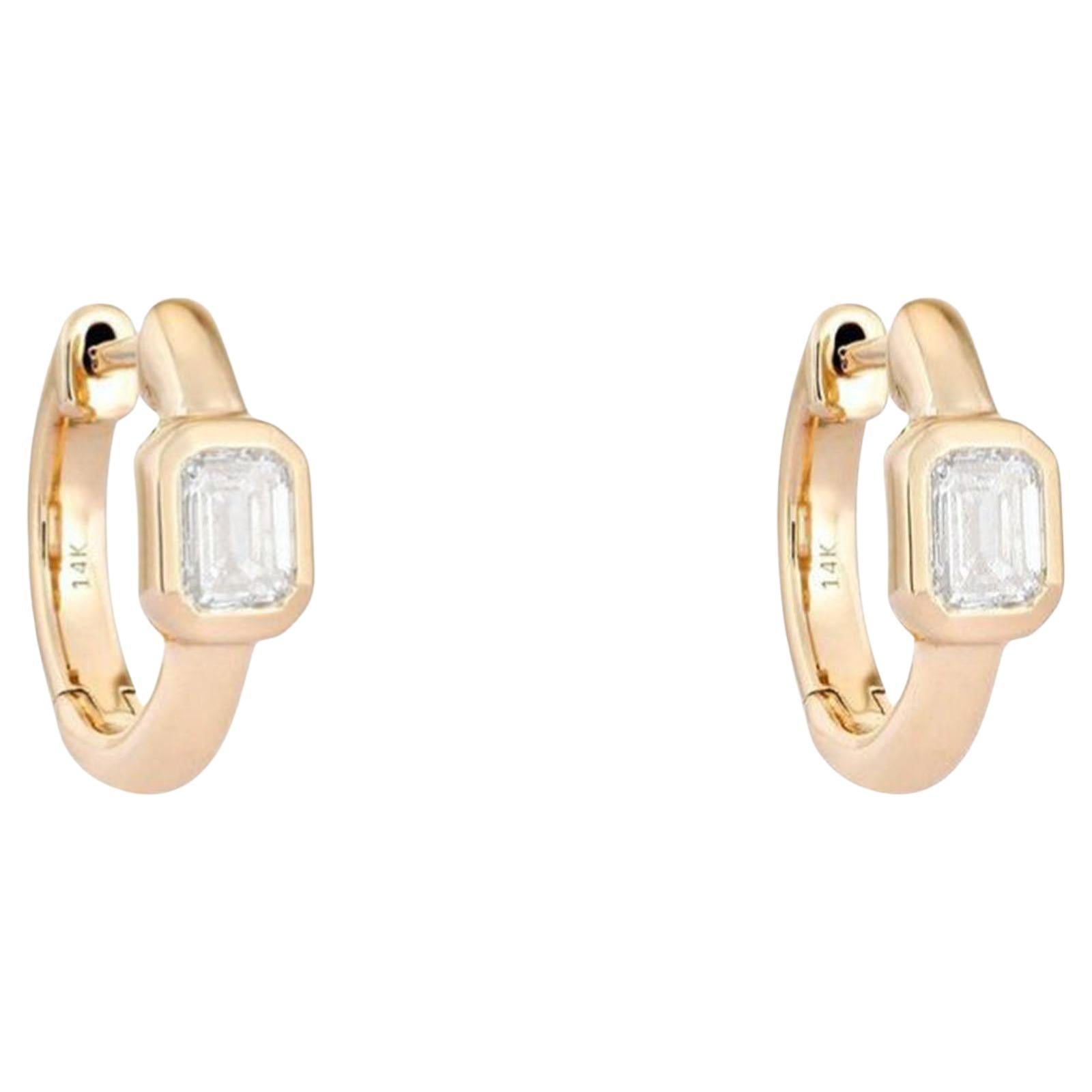 Pendientes de aro mini de oro de 14K con bisel y un diamante de talla esmeralda de 0,52 ct en venta