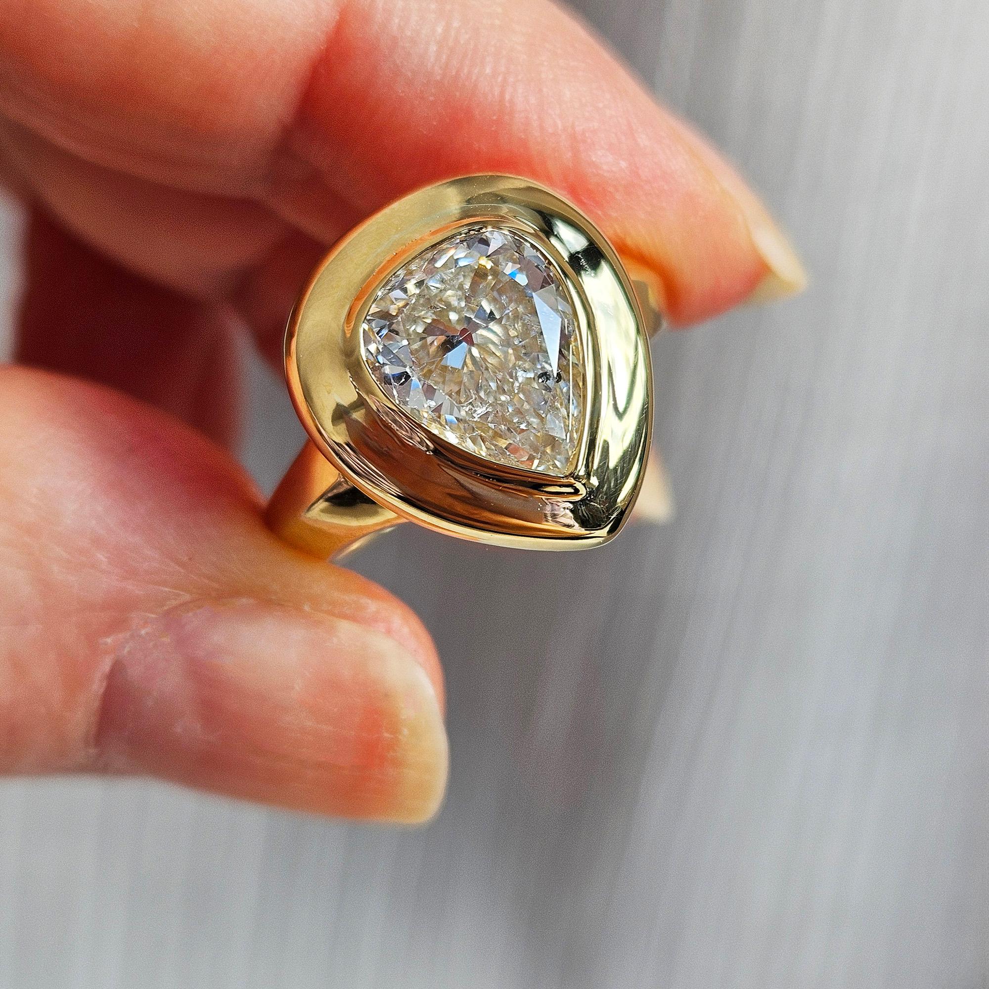 Bezel GIA 3.01ctw Antique PEAR Diamond Engagement 18K Gold Signet Solitaire Ring For Sale 10