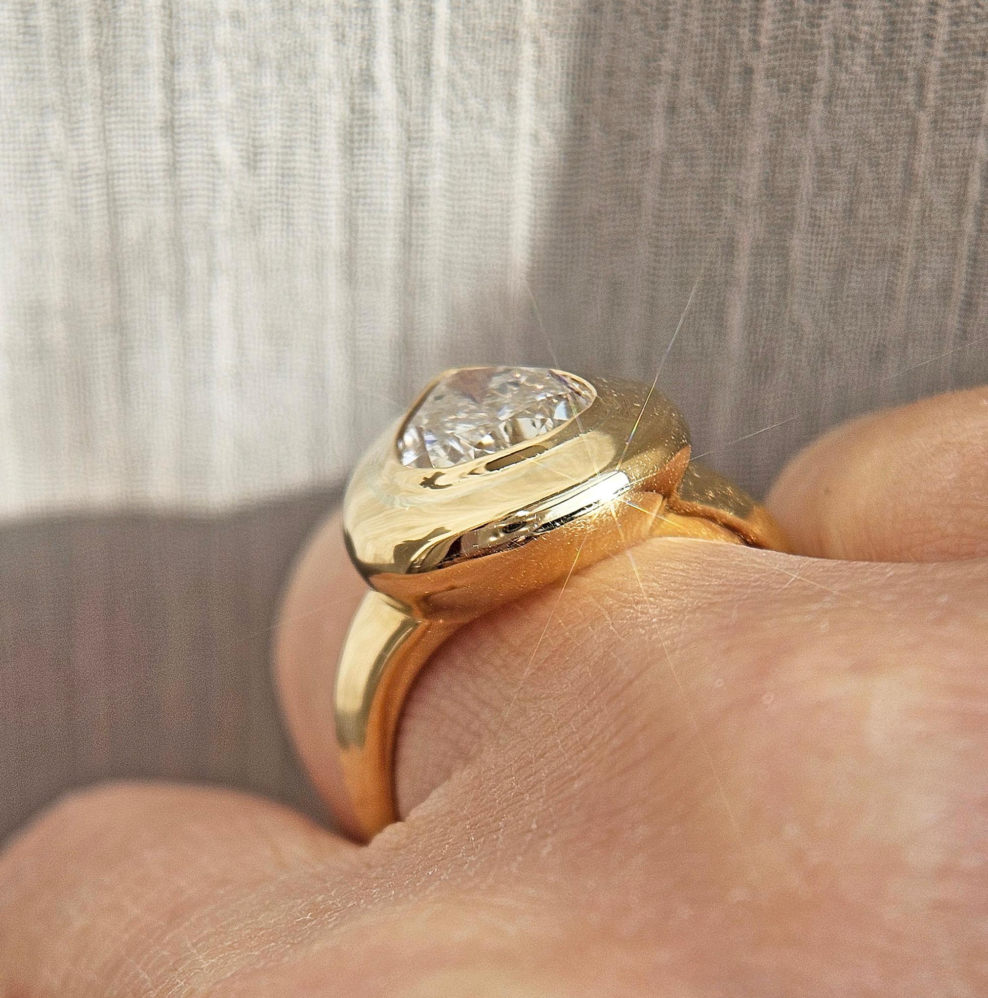Bezel GIA 3.01ctw Antique PEAR Diamond Engagement 18K Gold Signet Solitaire Ring In Good Condition For Sale In New York, NY