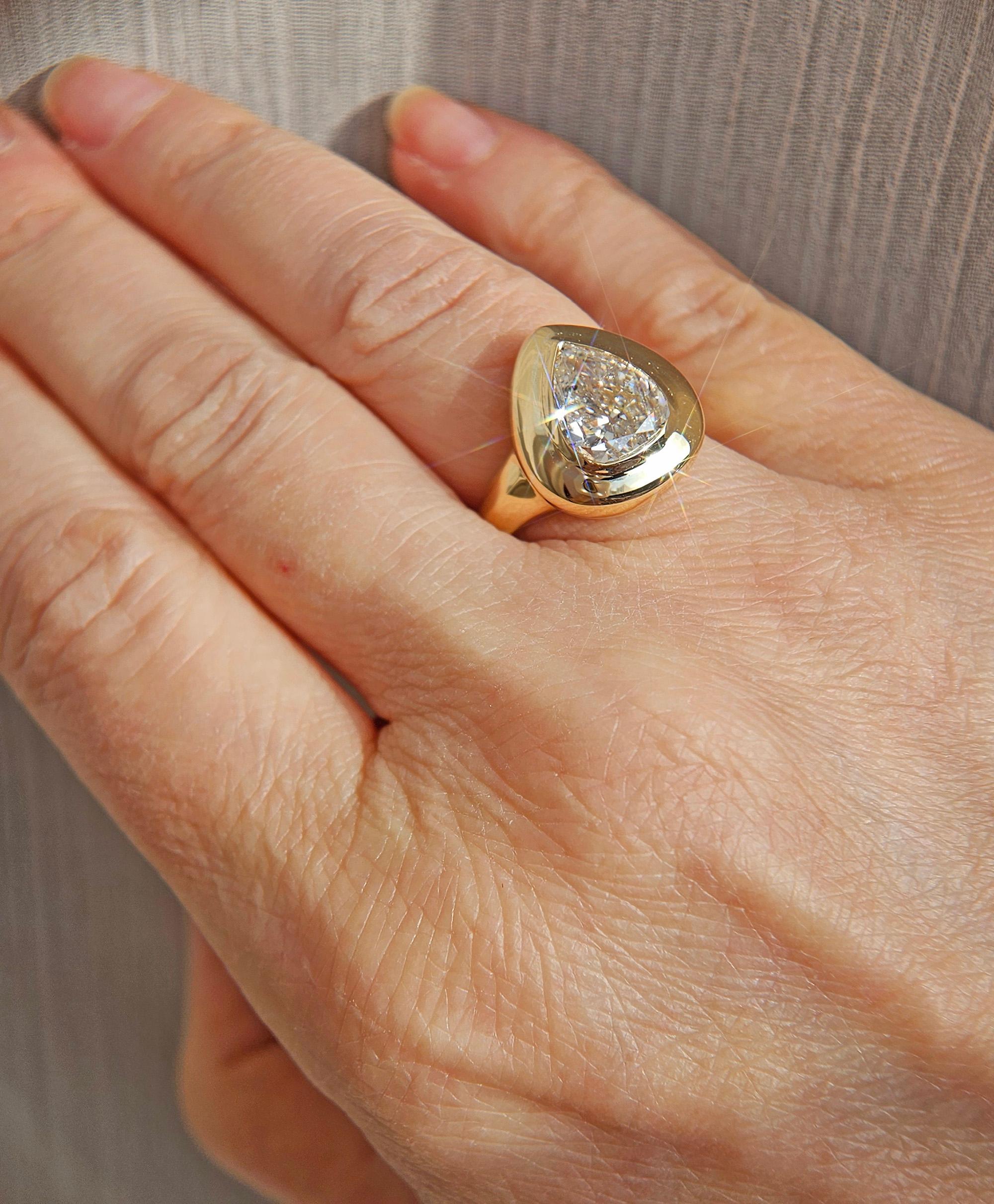 Bezel GIA 3.01ctw Antique PEAR Diamond Engagement 18K Gold Signet Solitaire Ring For Sale 2